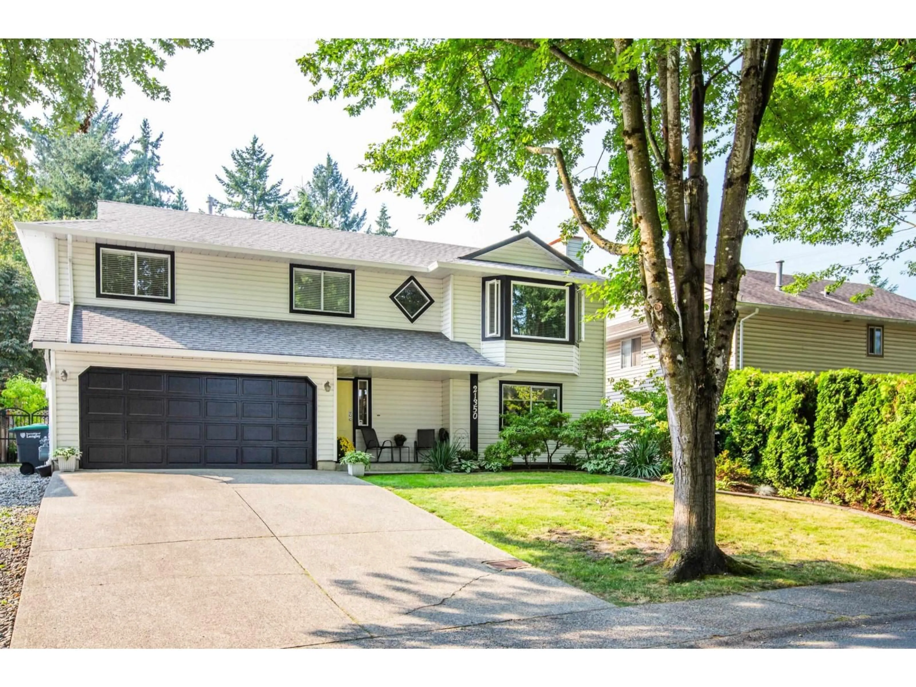Home with vinyl exterior material, street for 21350 89, Langley British Columbia V1M1Z3