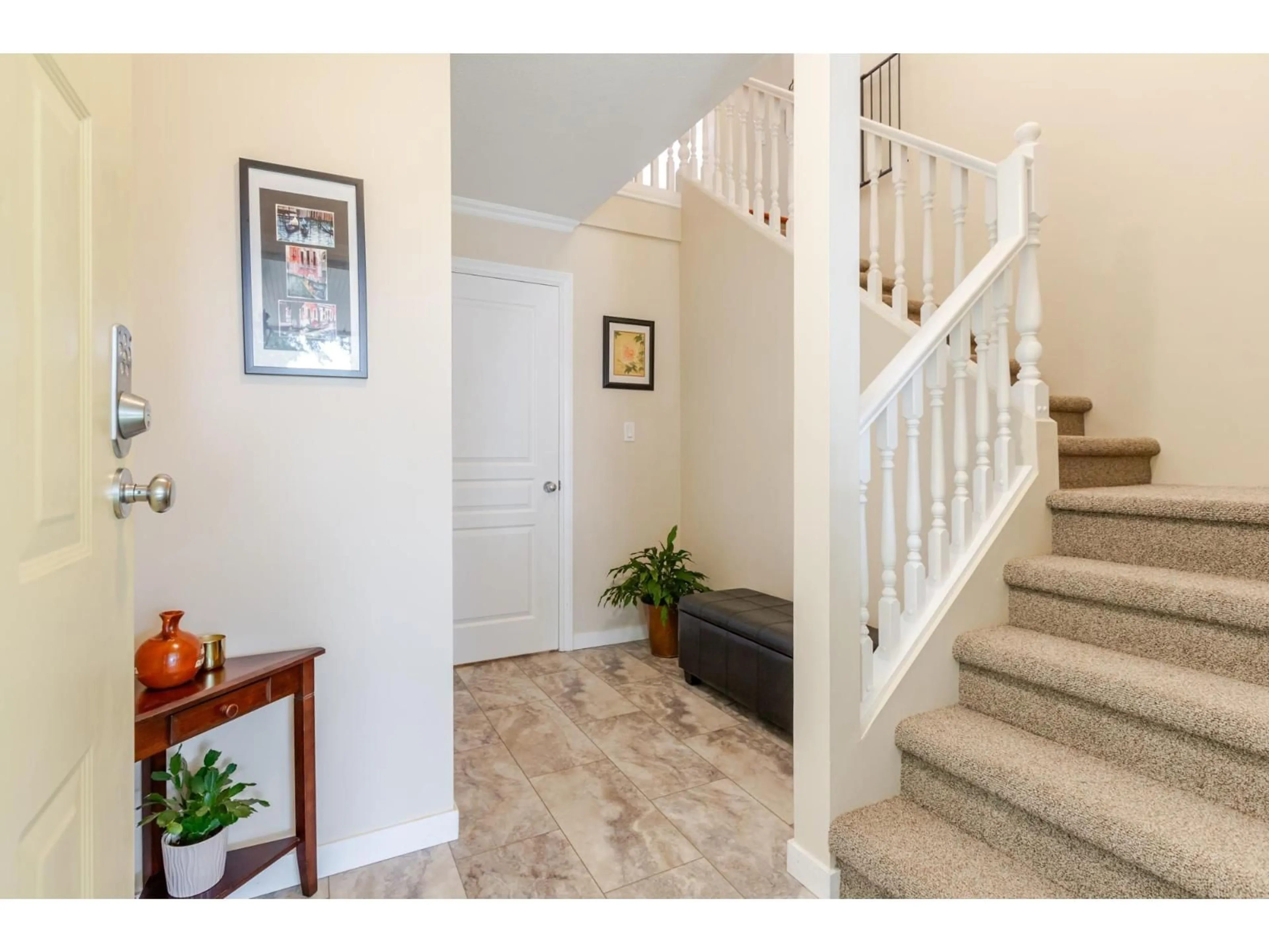 Indoor entryway for 21350 89, Langley British Columbia V1M1Z3