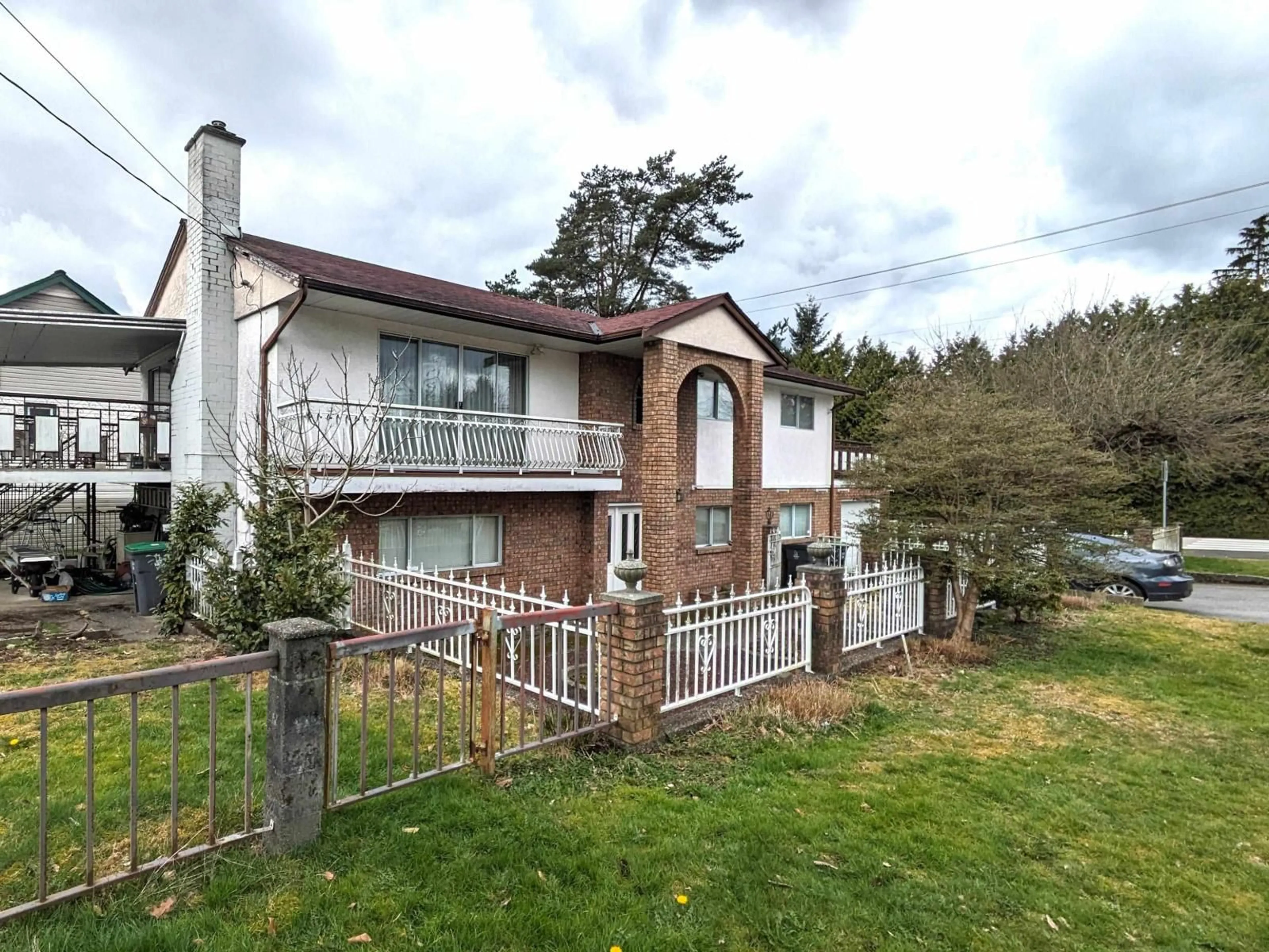 A pic from outside/outdoor area/front of a property/back of a property/a pic from drone, unknown for 13858 BRENTWOOD, Surrey British Columbia V3R5L9