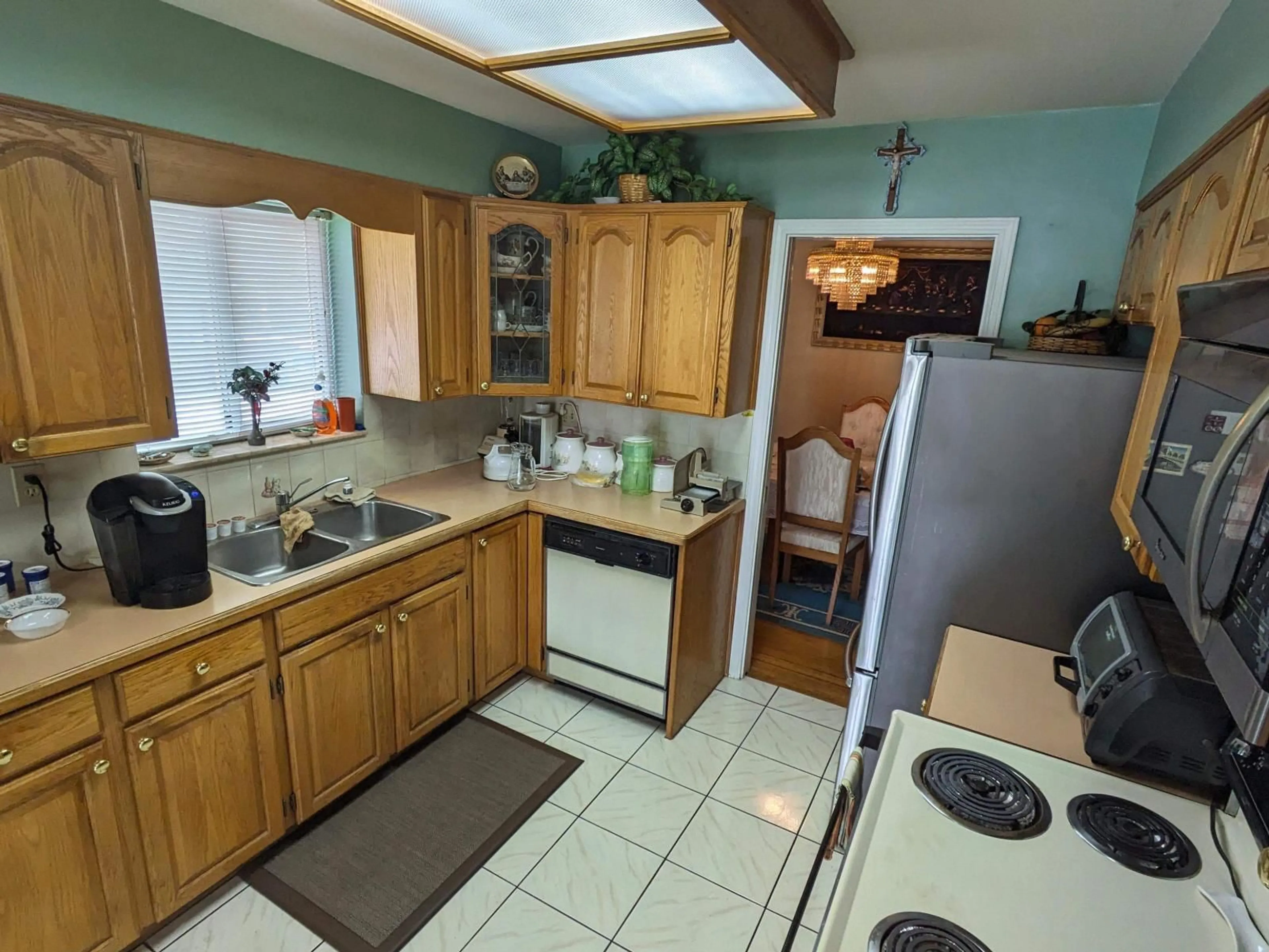 Standard kitchen, ceramic/tile floor for 13858 BRENTWOOD, Surrey British Columbia V3R5L9