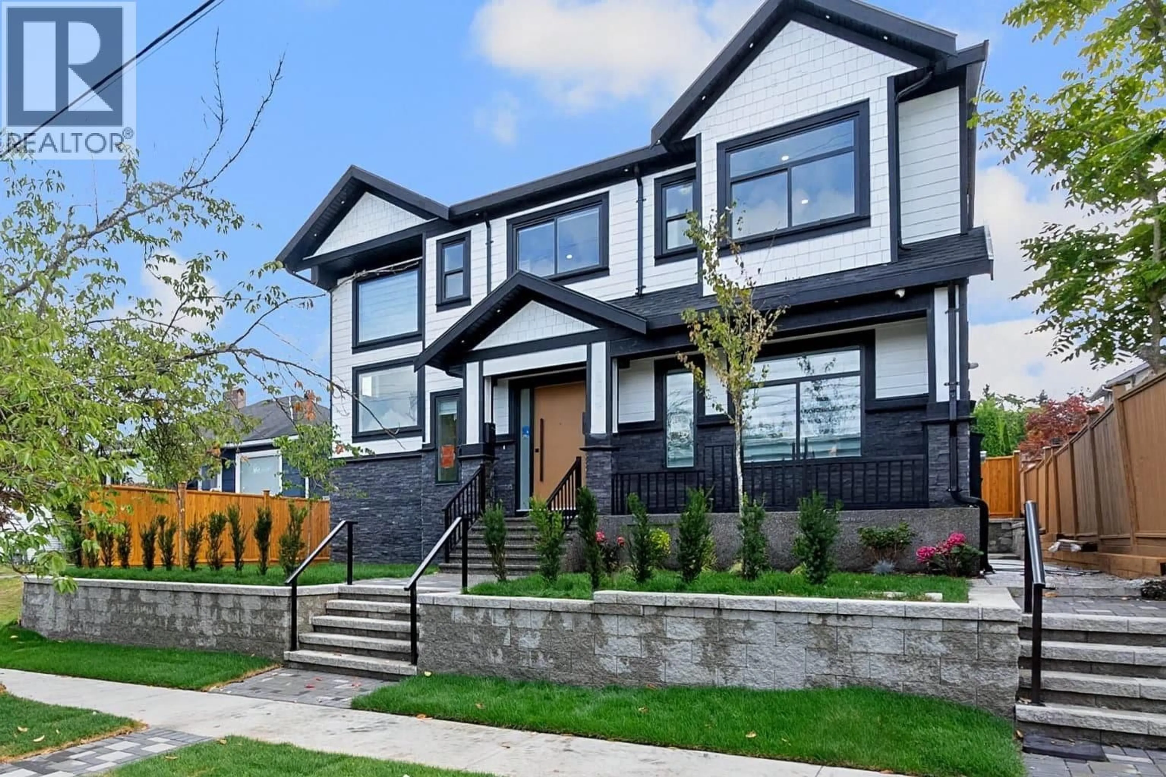 Home with vinyl exterior material, street for 218 OSBORNE AVENUE, New Westminster British Columbia V3L1Y8