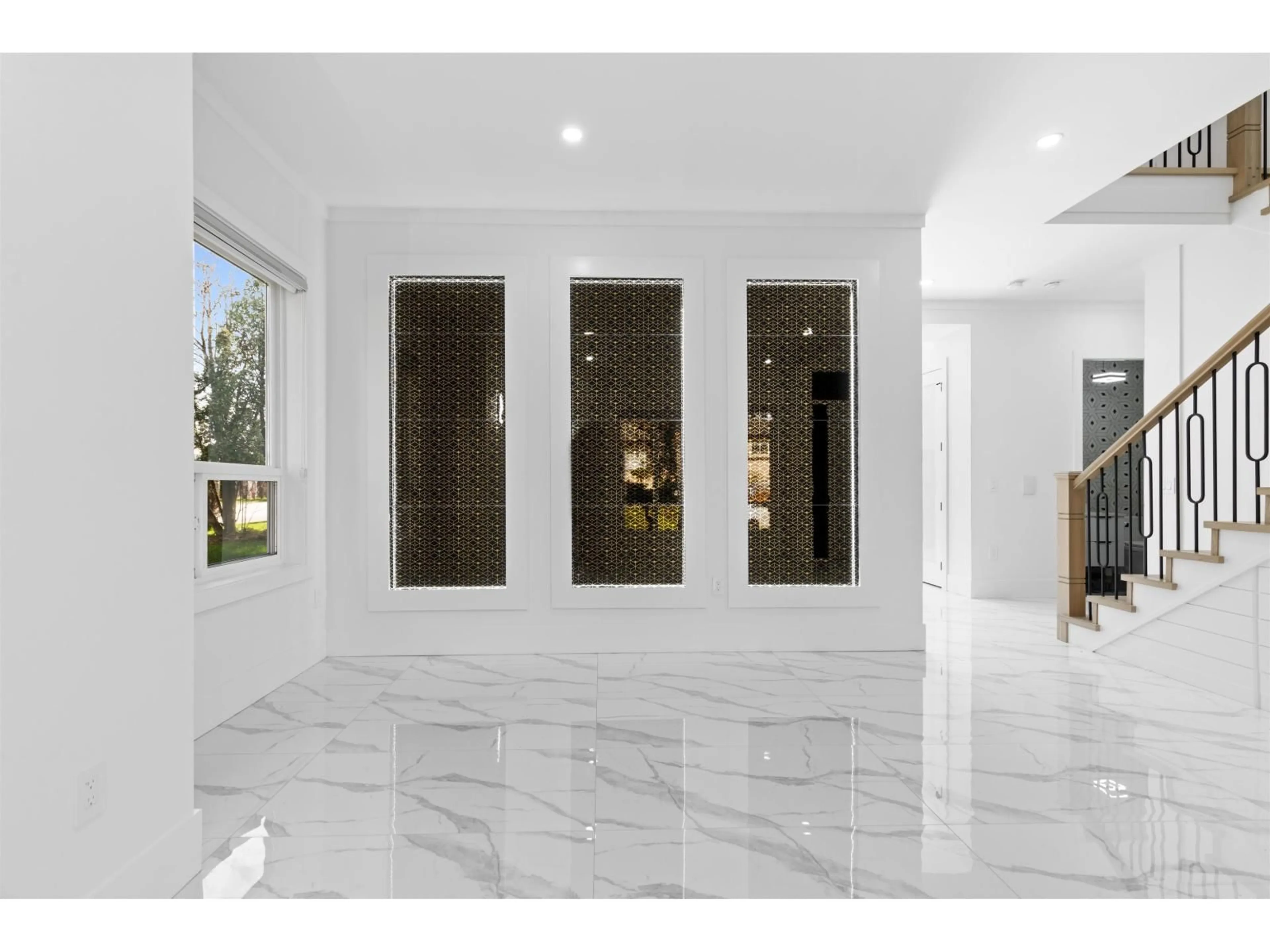 Indoor entryway for 15584 89B, Surrey British Columbia V3R4K9
