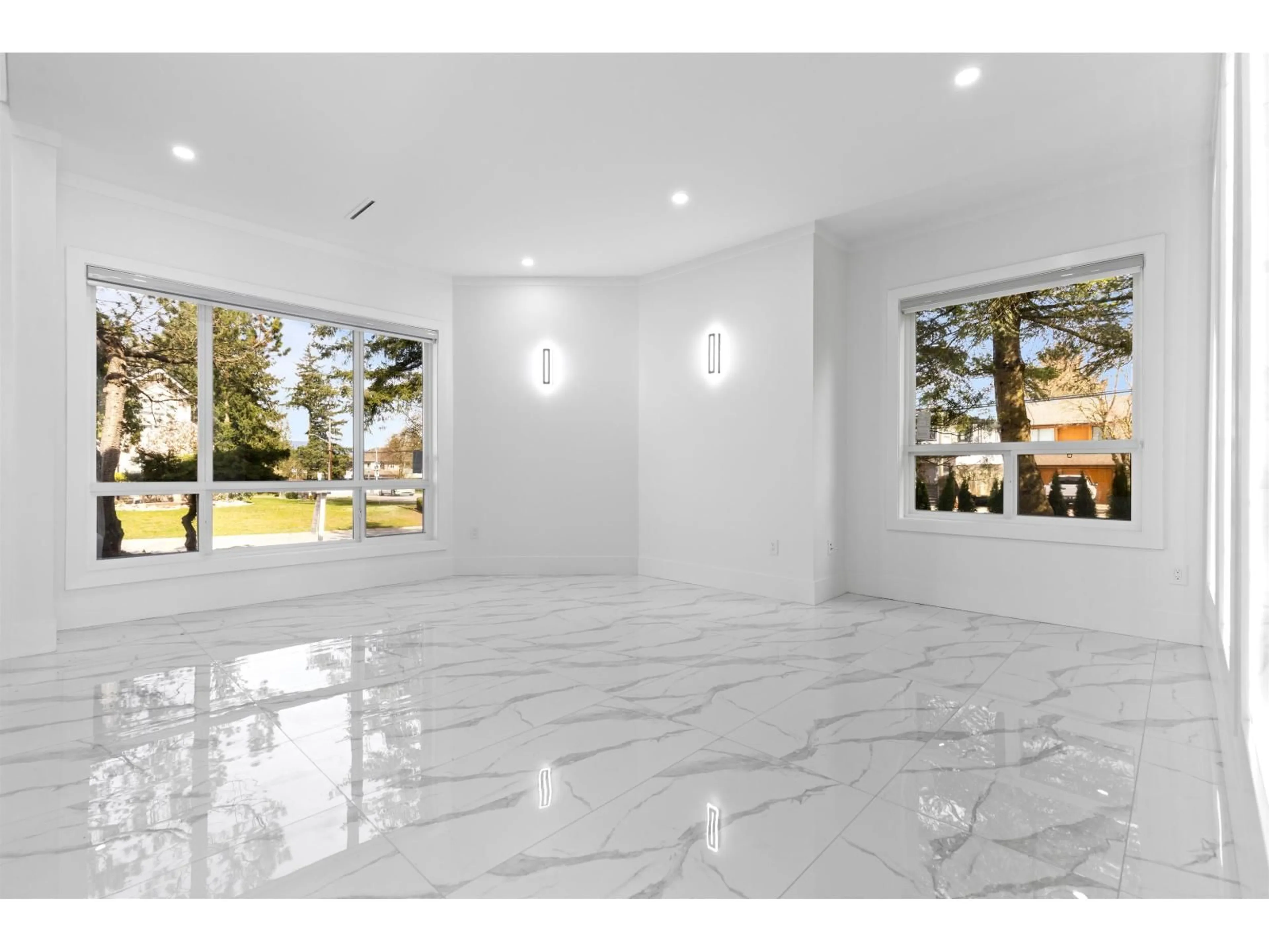 Indoor foyer for 15584 89B, Surrey British Columbia V3R4K9