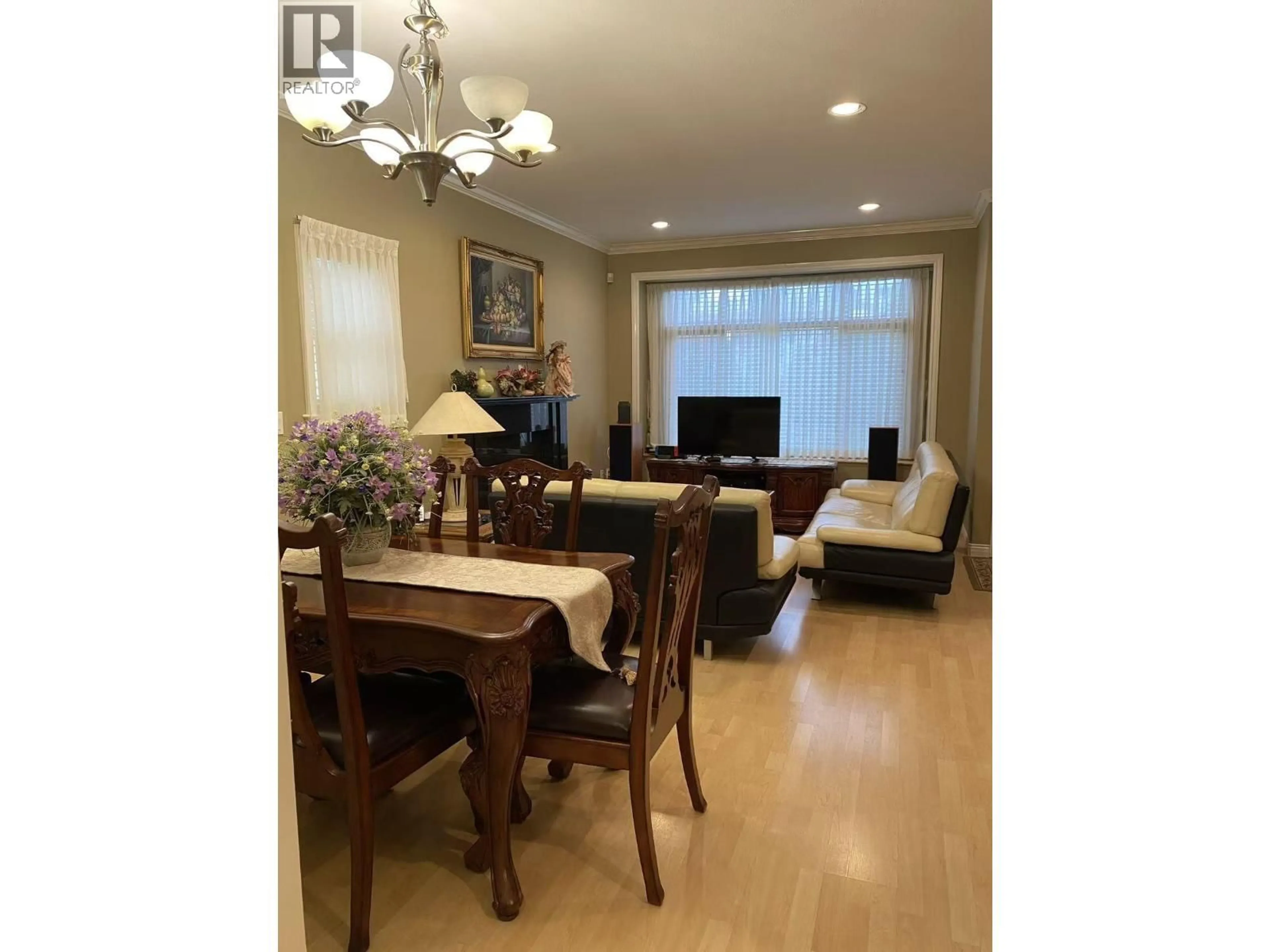 Living room with furniture, wood/laminate floor for 6060 CLINTON STREET, Burnaby British Columbia V5J2M5