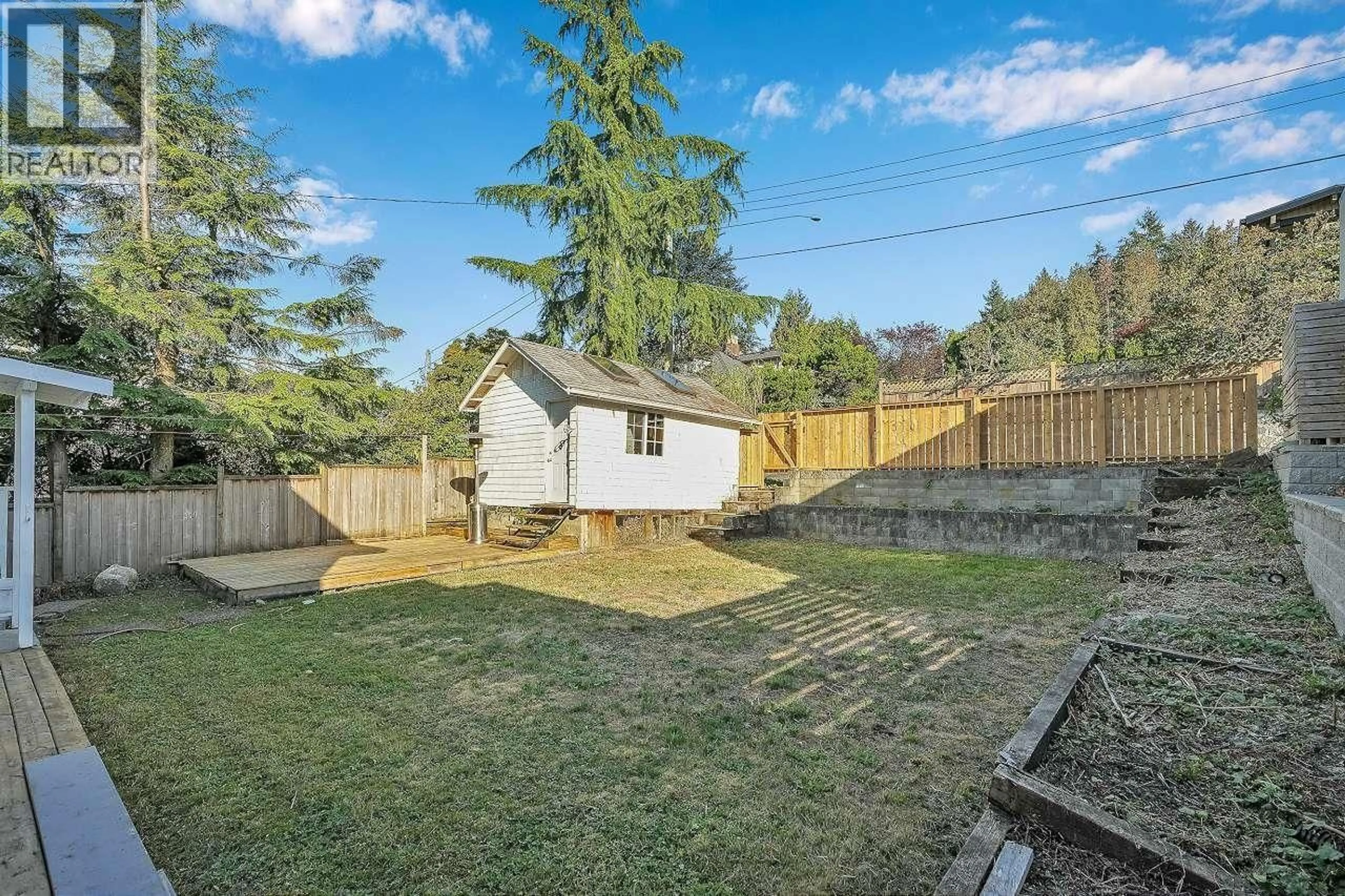 A pic from outside/outdoor area/front of a property/back of a property/a pic from drone, street for 456 20TH STREET, North Vancouver British Columbia V7L3B2