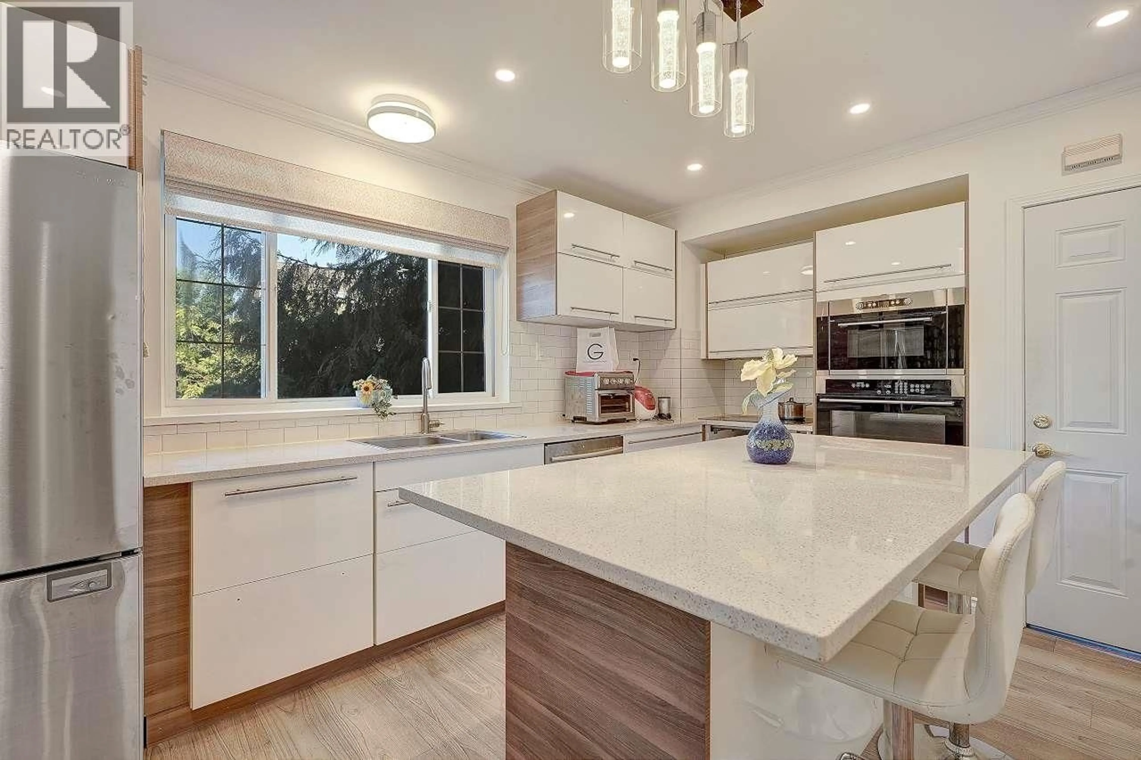 Contemporary kitchen, unknown for 456 20TH STREET, North Vancouver British Columbia V7L3B2