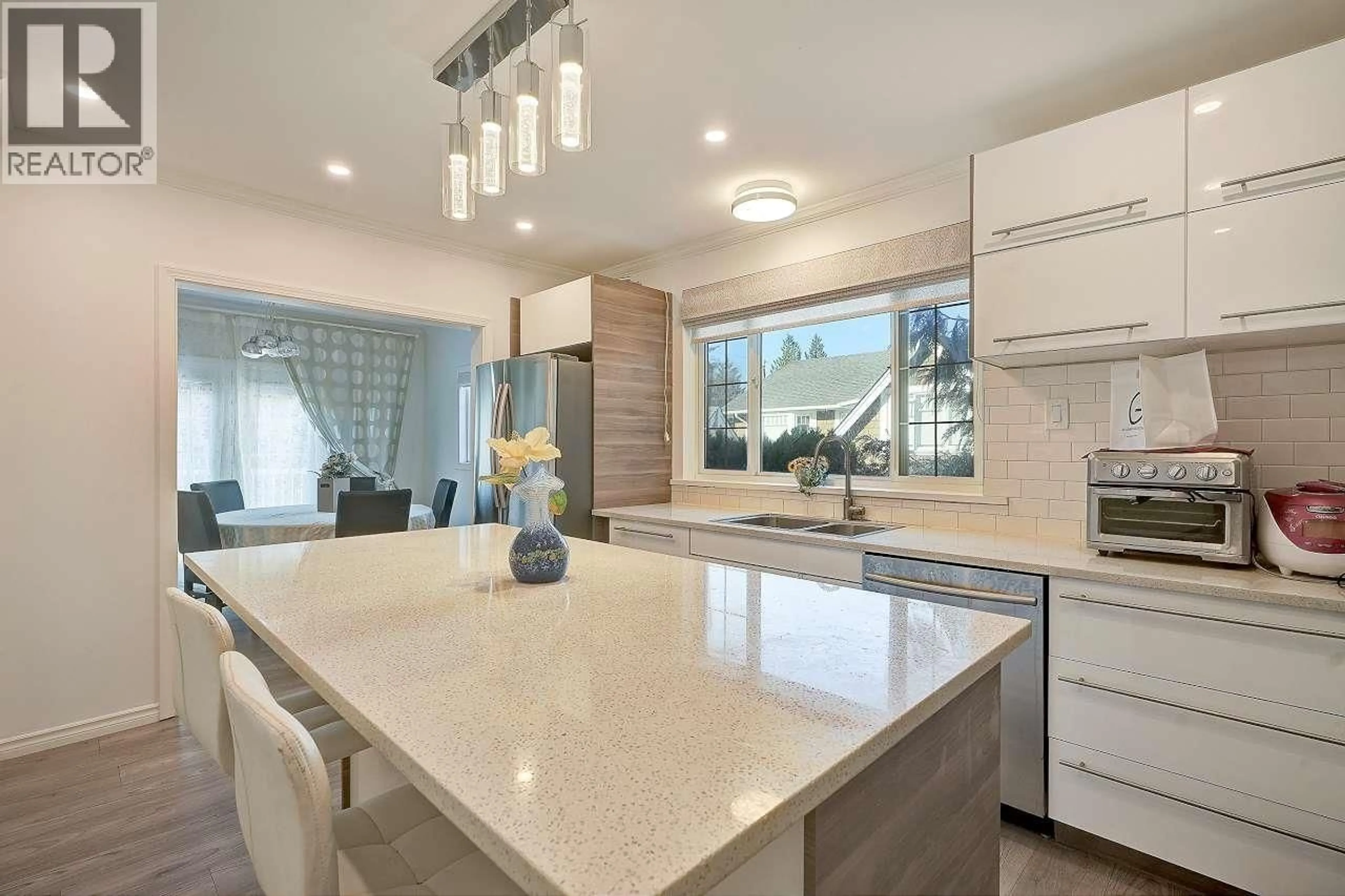 Open concept kitchen, ceramic/tile floor for 456 20TH STREET, North Vancouver British Columbia V7L3B2
