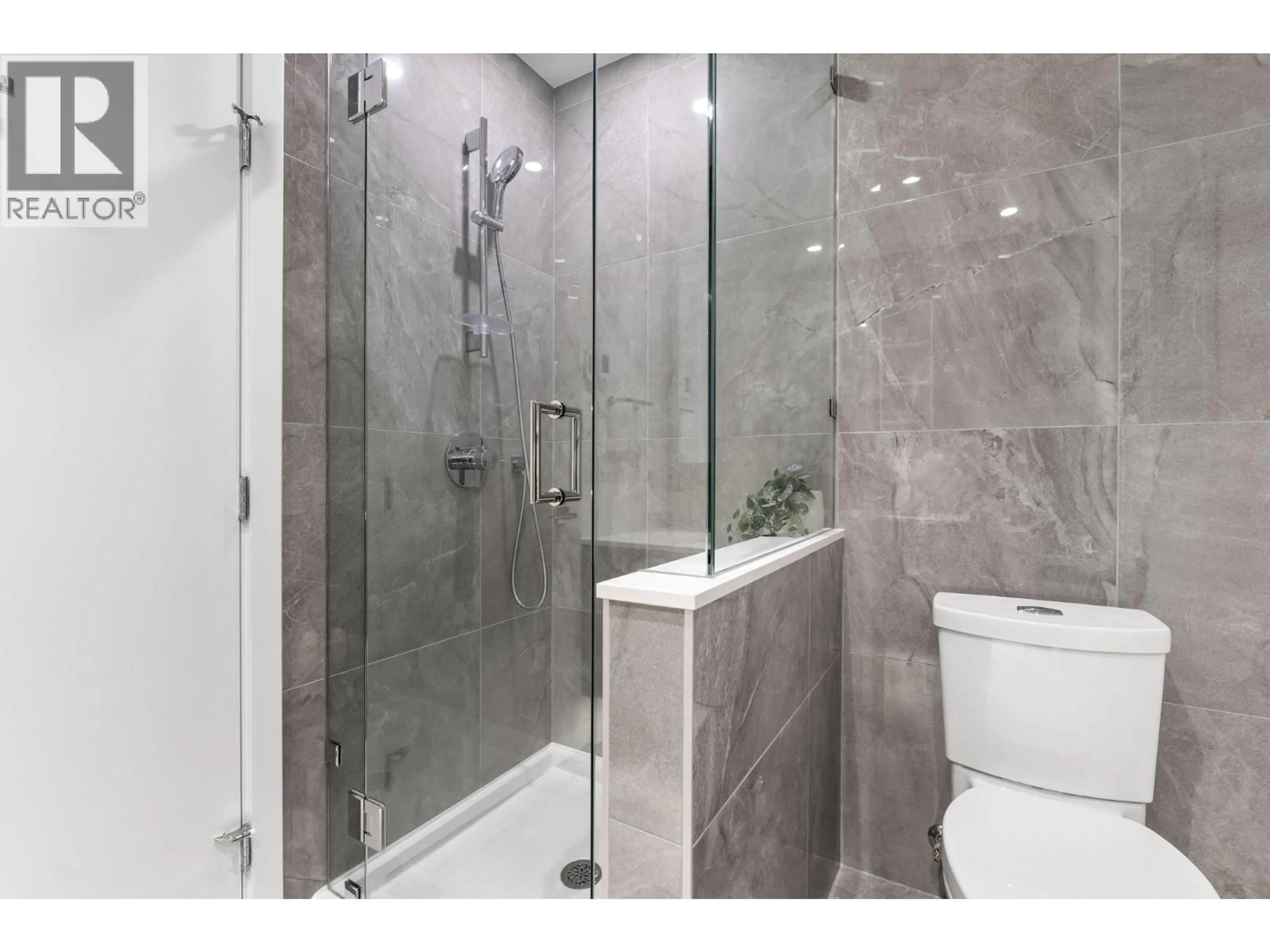Contemporary bathroom, ceramic/tile floor for 3903 - 680 QUAYSIDE DRIVE, New Westminster British Columbia V3M0P2