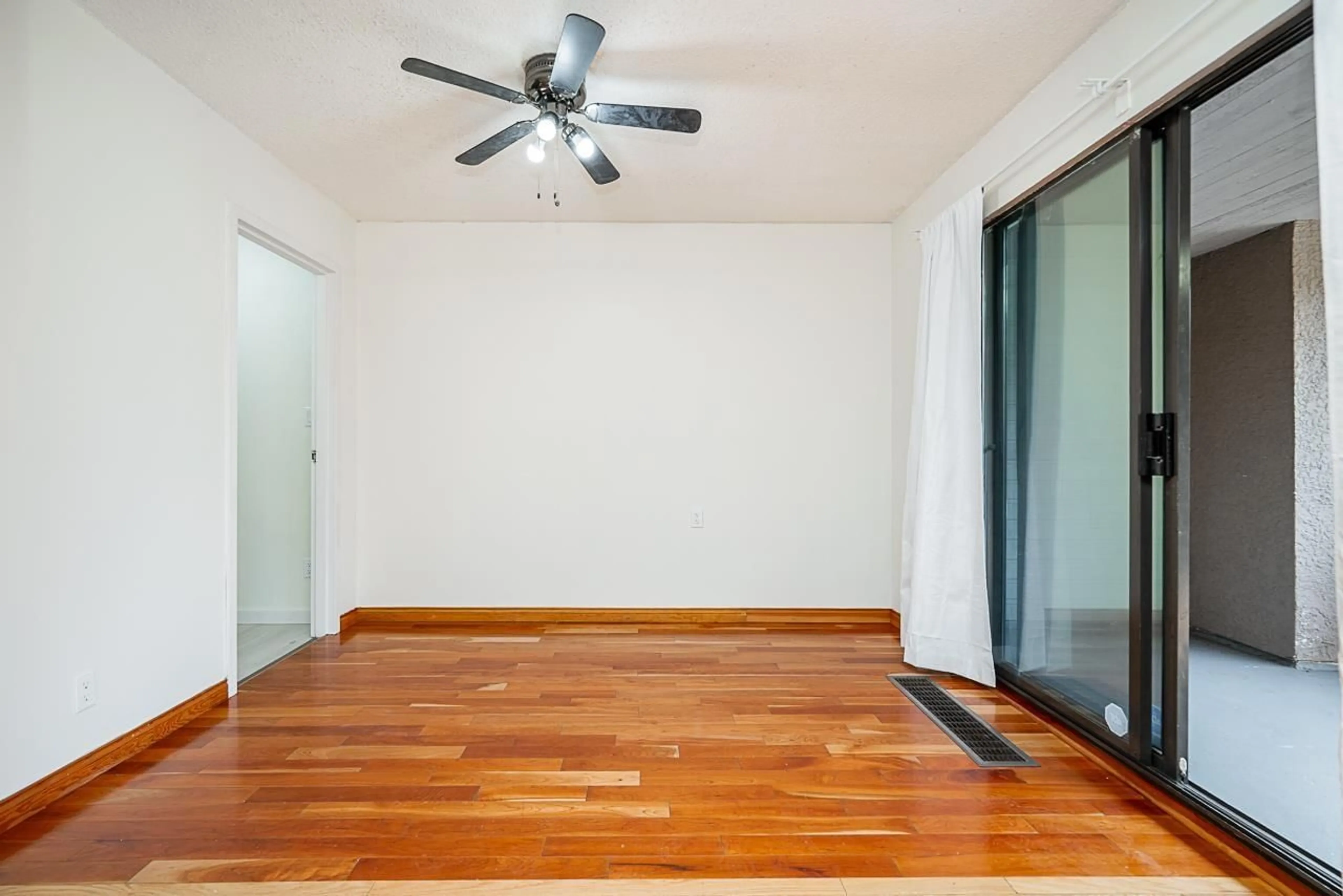 A pic of a room for 10570 HOLLY PARK, Surrey British Columbia V3R6X9