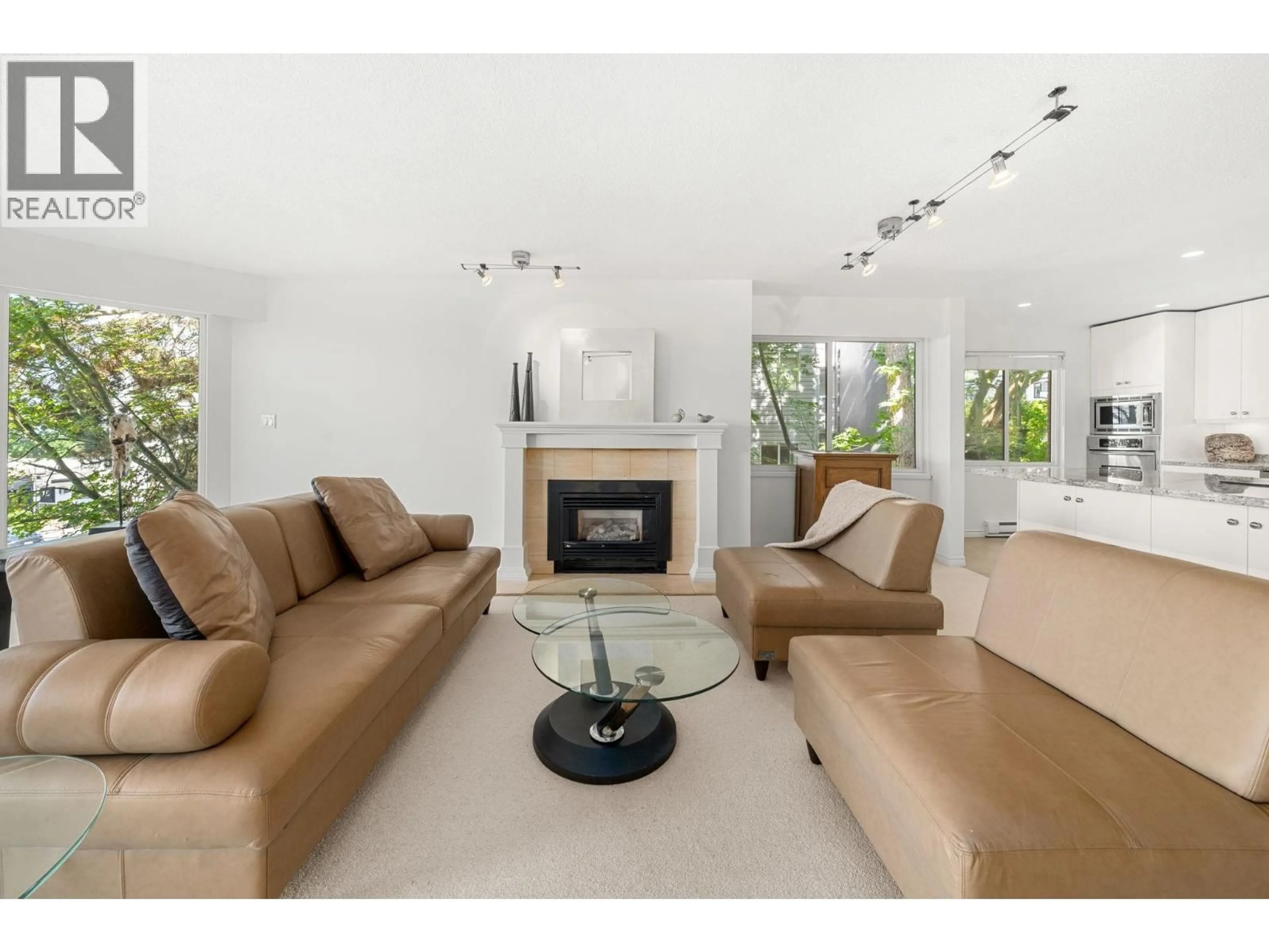 Living room with furniture, unknown for 201 - 2408 HAYWOOD AVENUE, West Vancouver British Columbia V7V1Y1