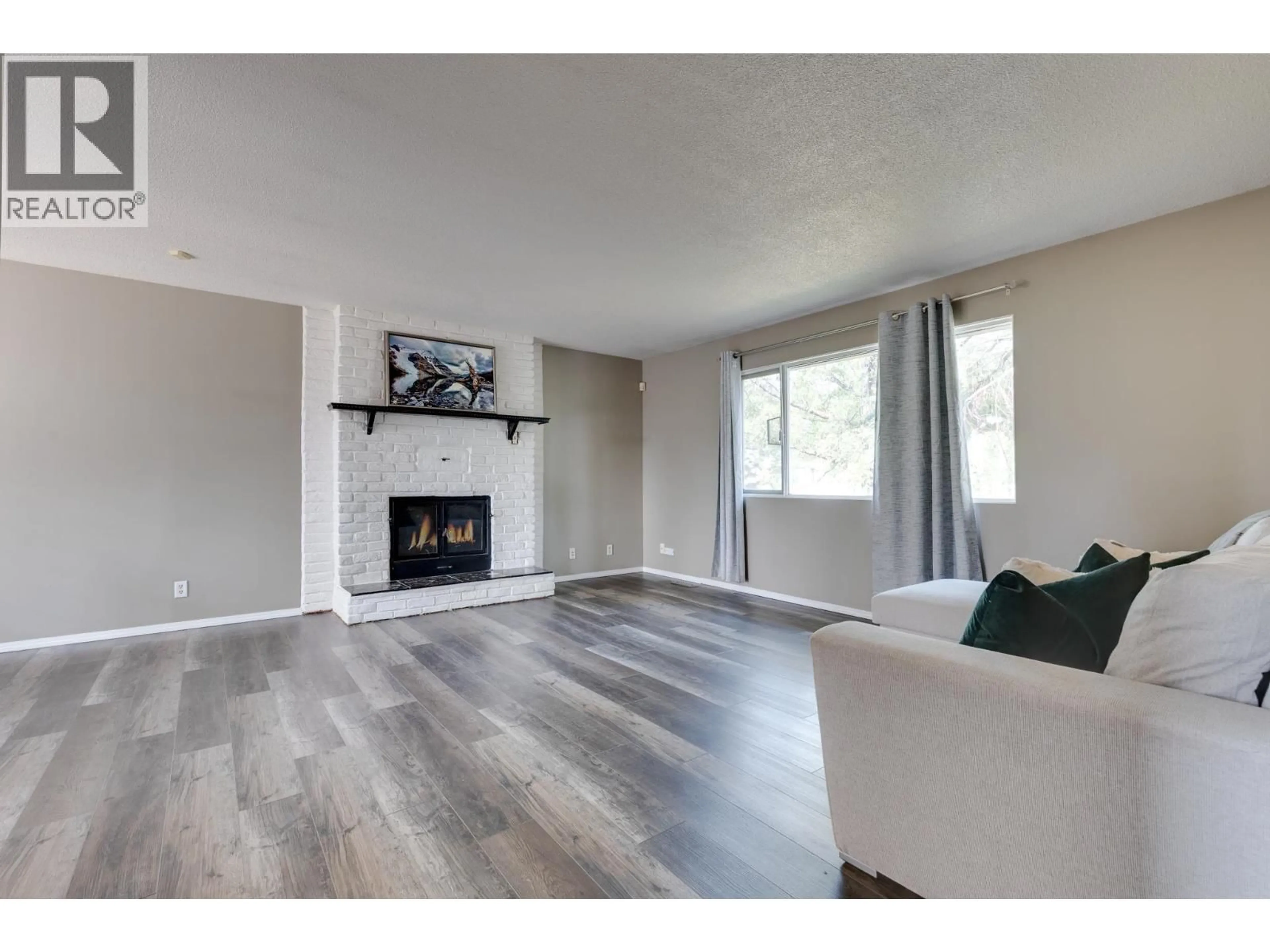 Living room with furniture, wood/laminate floor for 7827 QUEENS CRESCENT, Prince George British Columbia V2N3H3