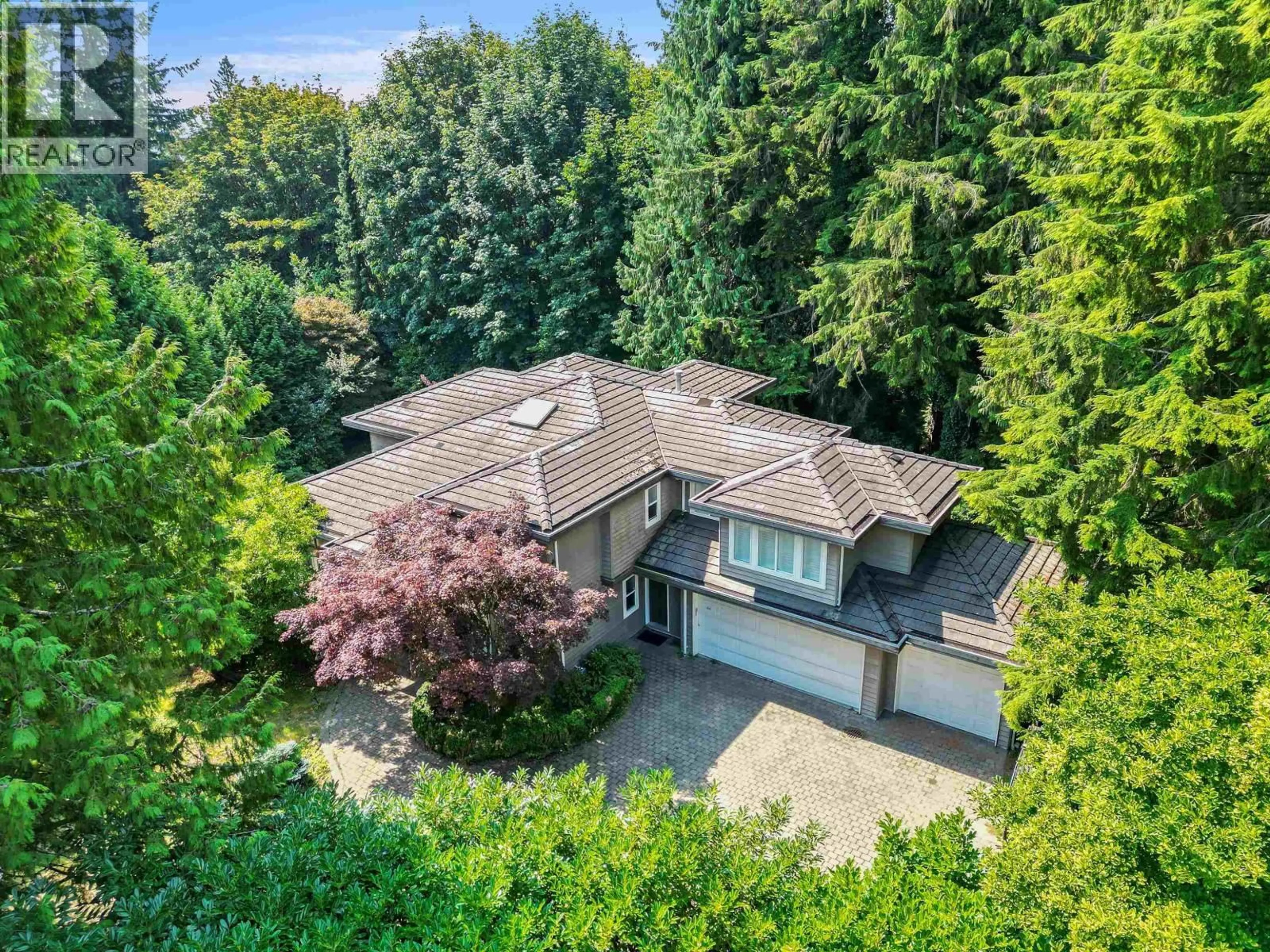 A pic from outside/outdoor area/front of a property/back of a property/a pic from drone, street for 520 HADDEN DRIVE, West Vancouver British Columbia V7S1G7
