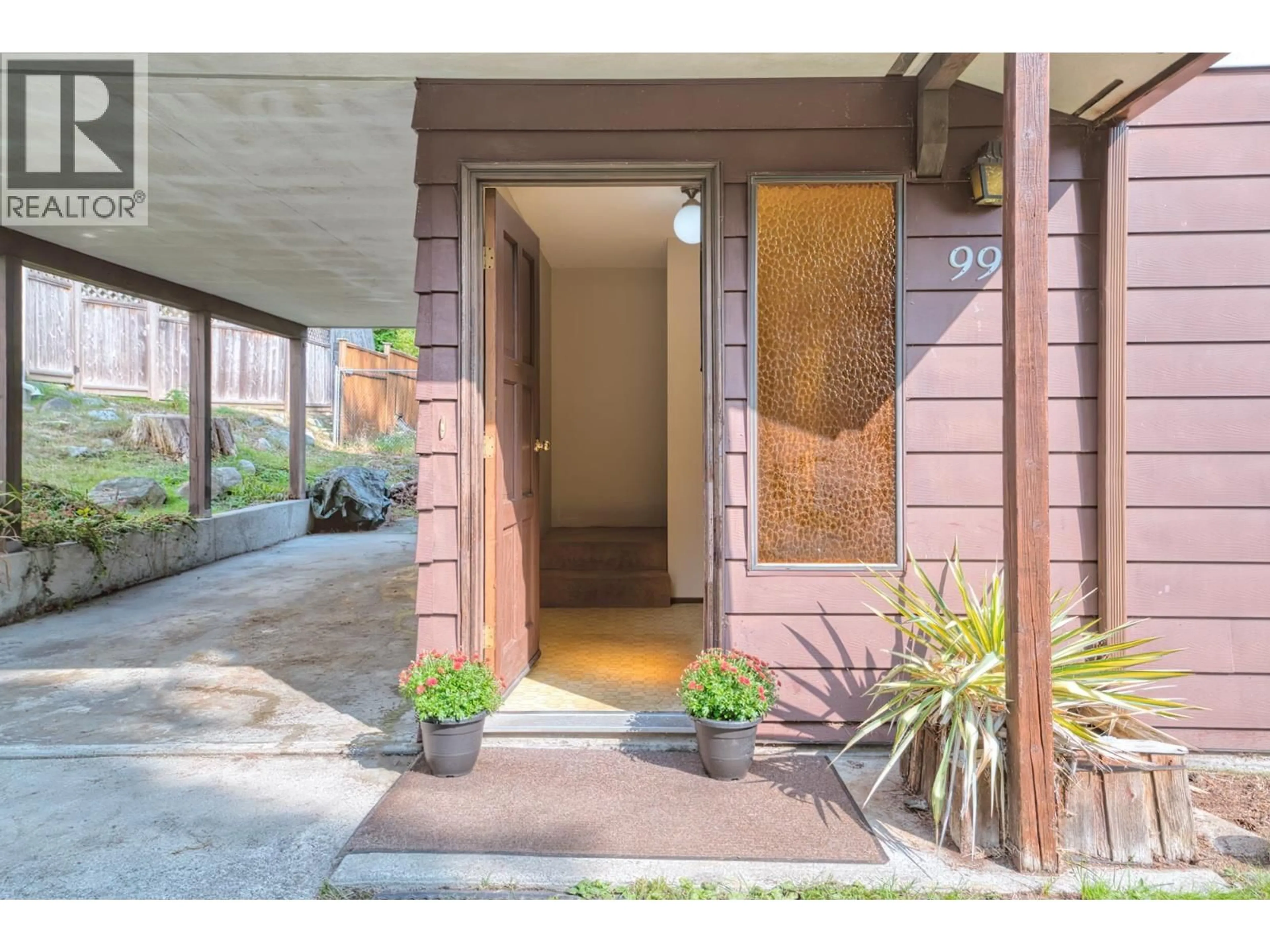 Indoor entryway for 998 FIRCREST ROAD, Gibsons British Columbia V0N1V4