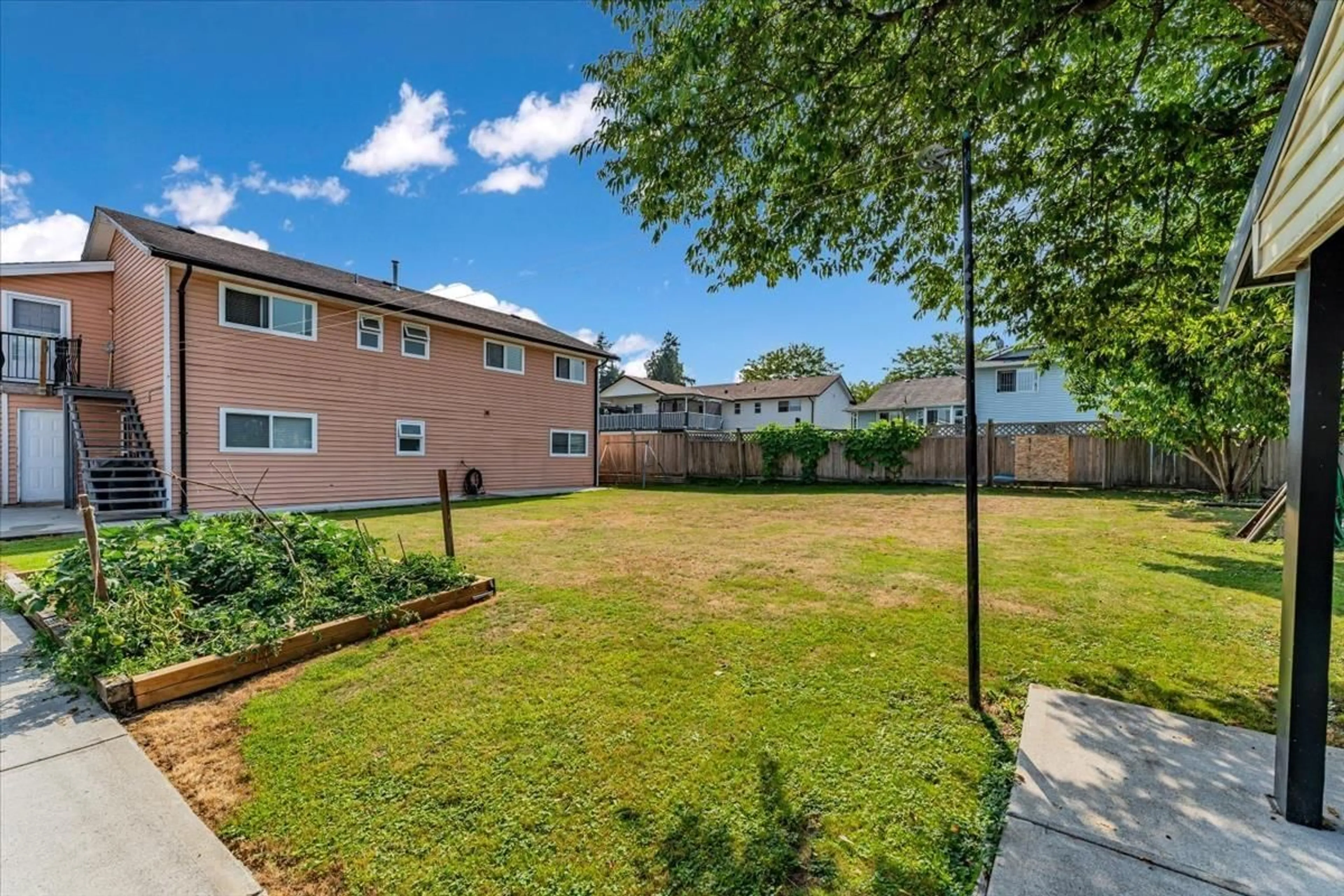 Patio, street for 7931 134, Surrey British Columbia V3W9Y1