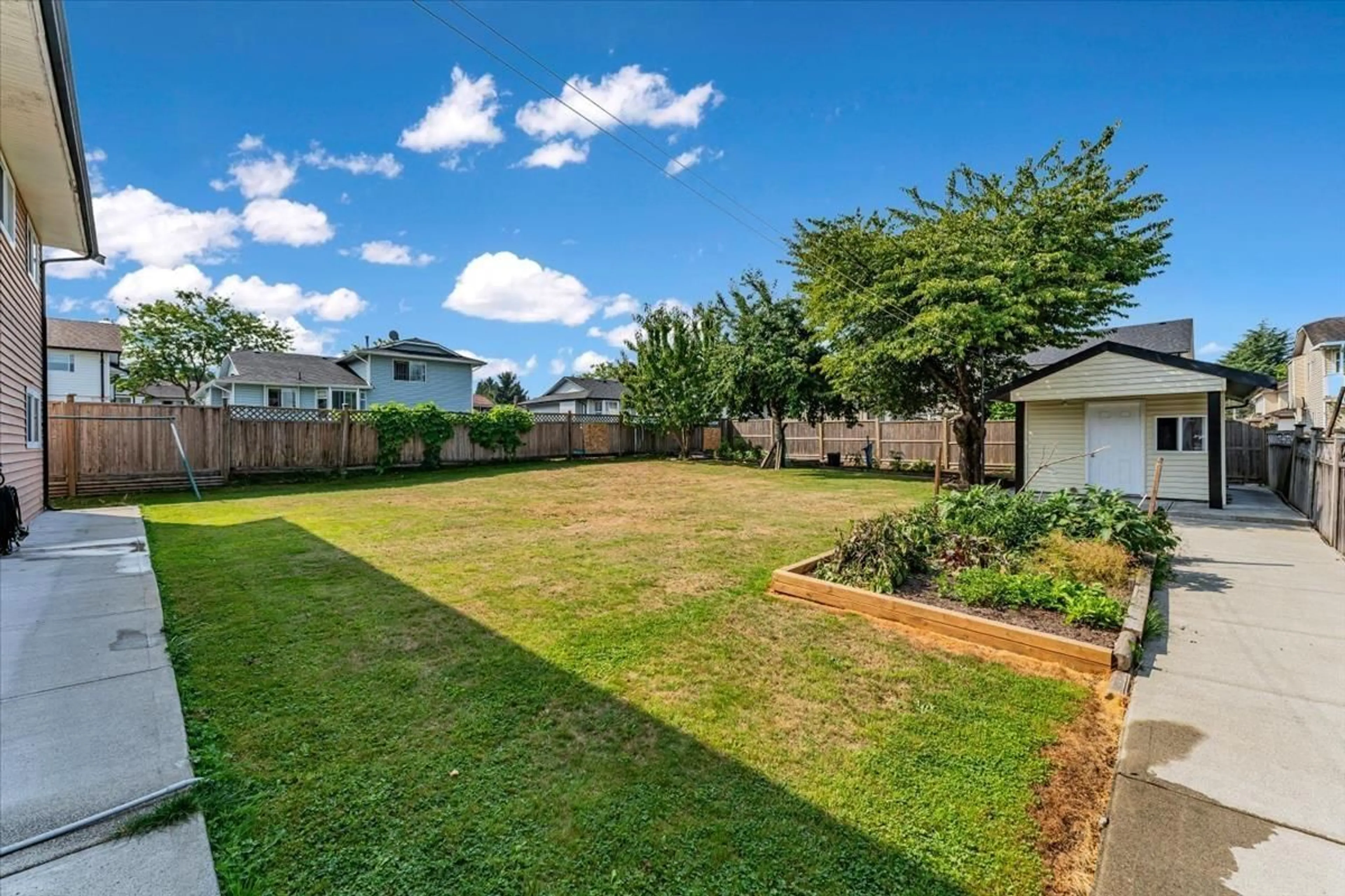 A pic from outside/outdoor area/front of a property/back of a property/a pic from drone, street for 7931 134, Surrey British Columbia V3W9Y1