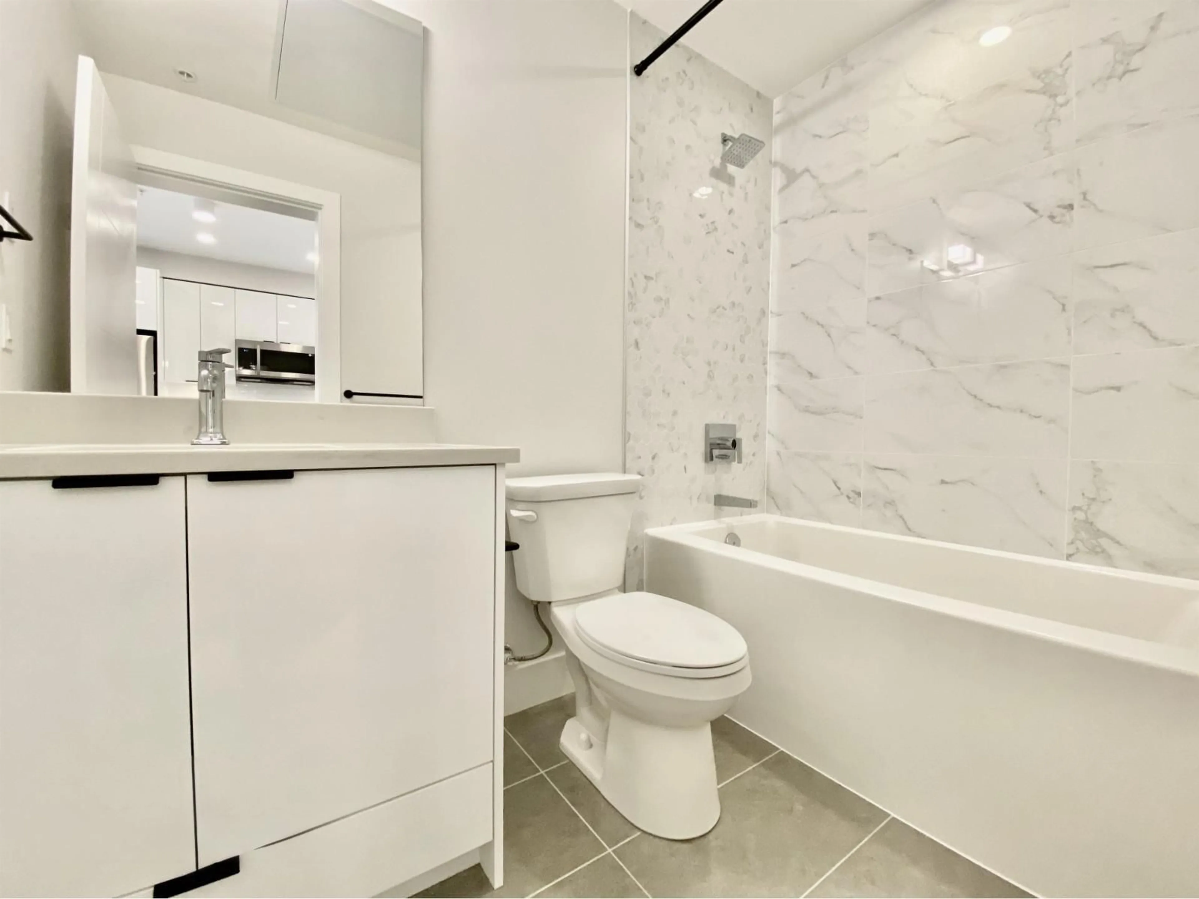 Standard bathroom, ceramic/tile floor for 401 - 13458 95, Surrey British Columbia V3V0H1