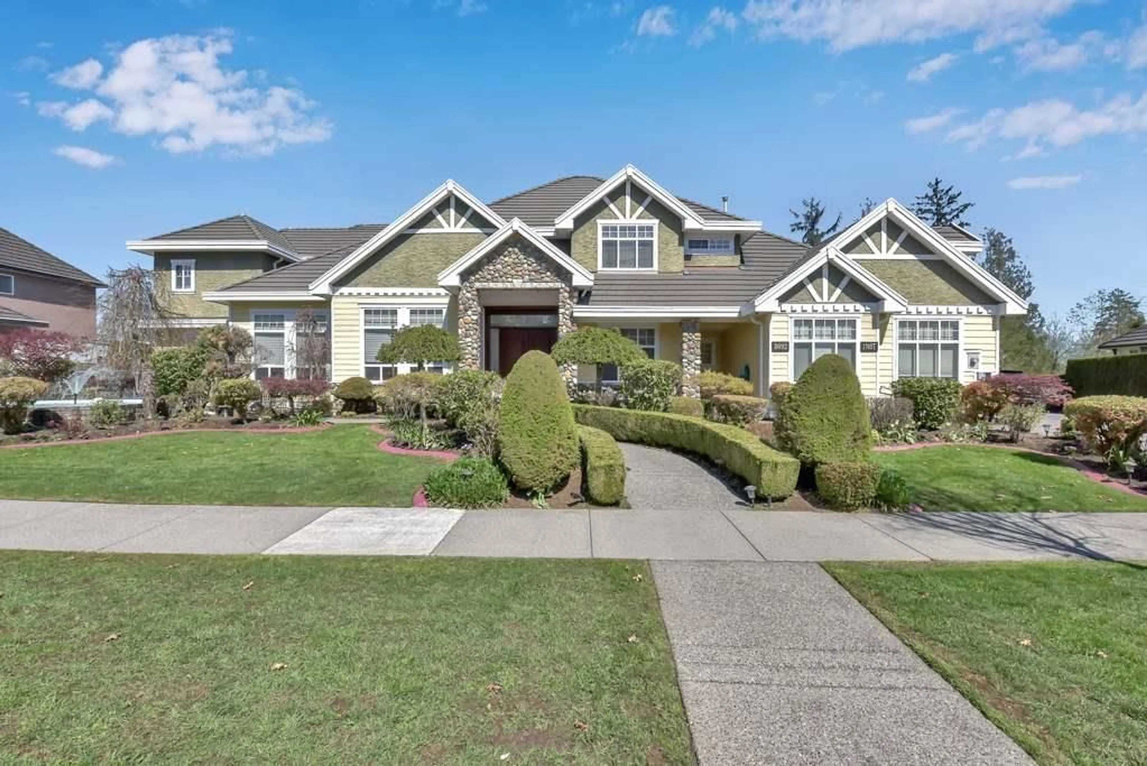 Home with vinyl exterior material, street for 8692 170, Surrey British Columbia V4N5K8