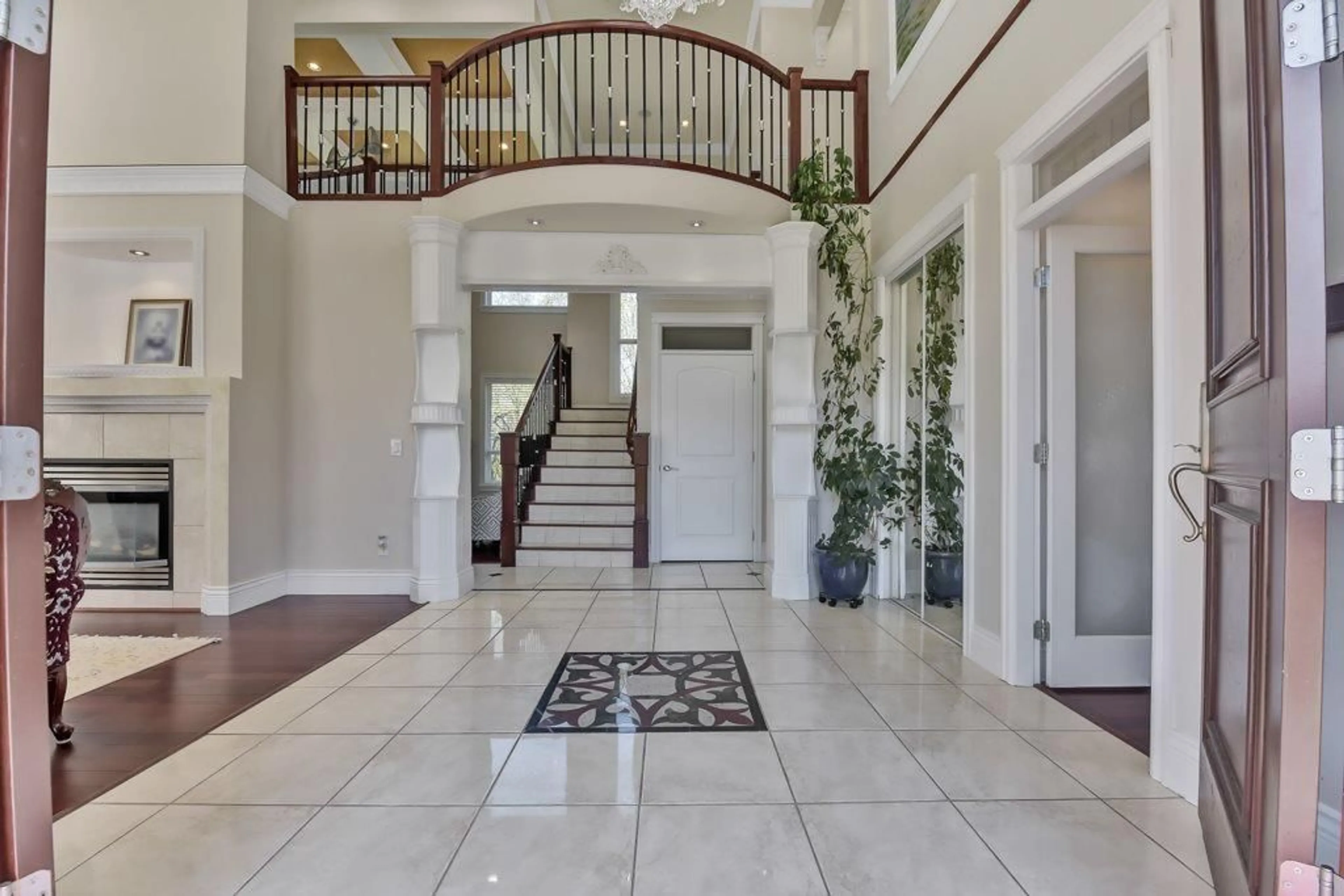 Indoor entryway for 8692 170, Surrey British Columbia V4N5K8
