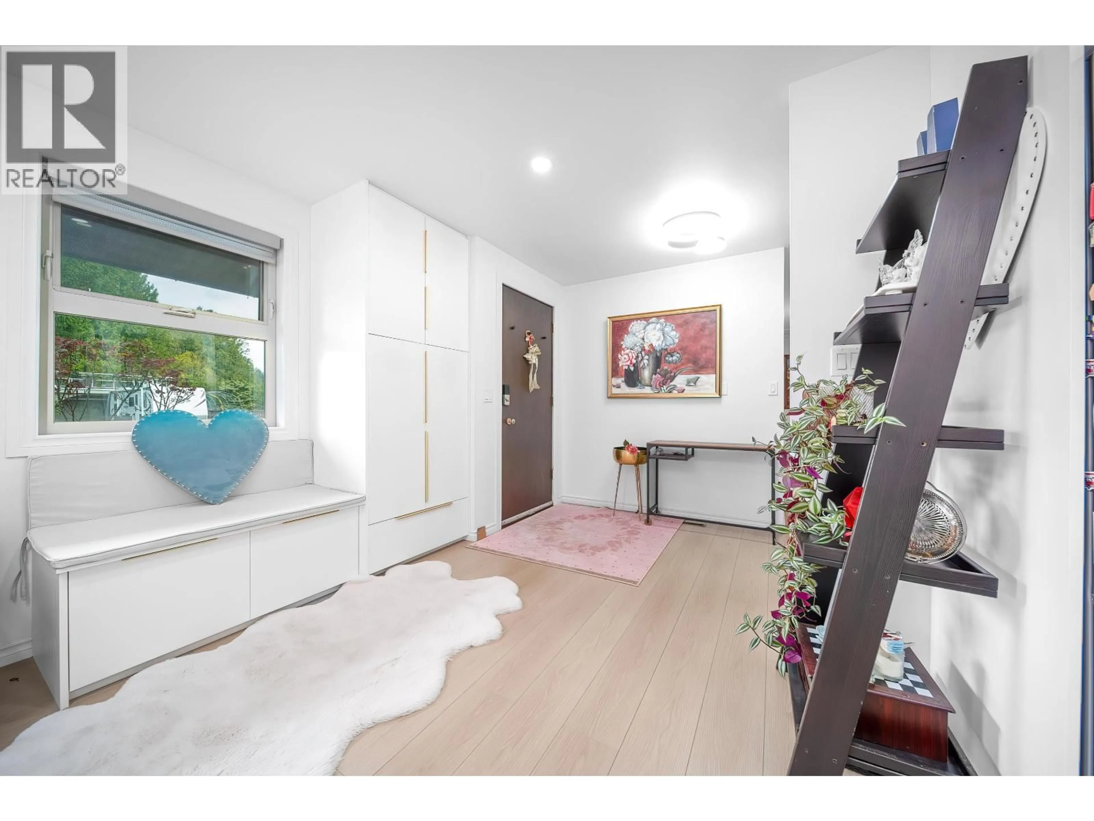 Indoor entryway for 5186 10A AVENUE, Delta British Columbia V4M1Y4