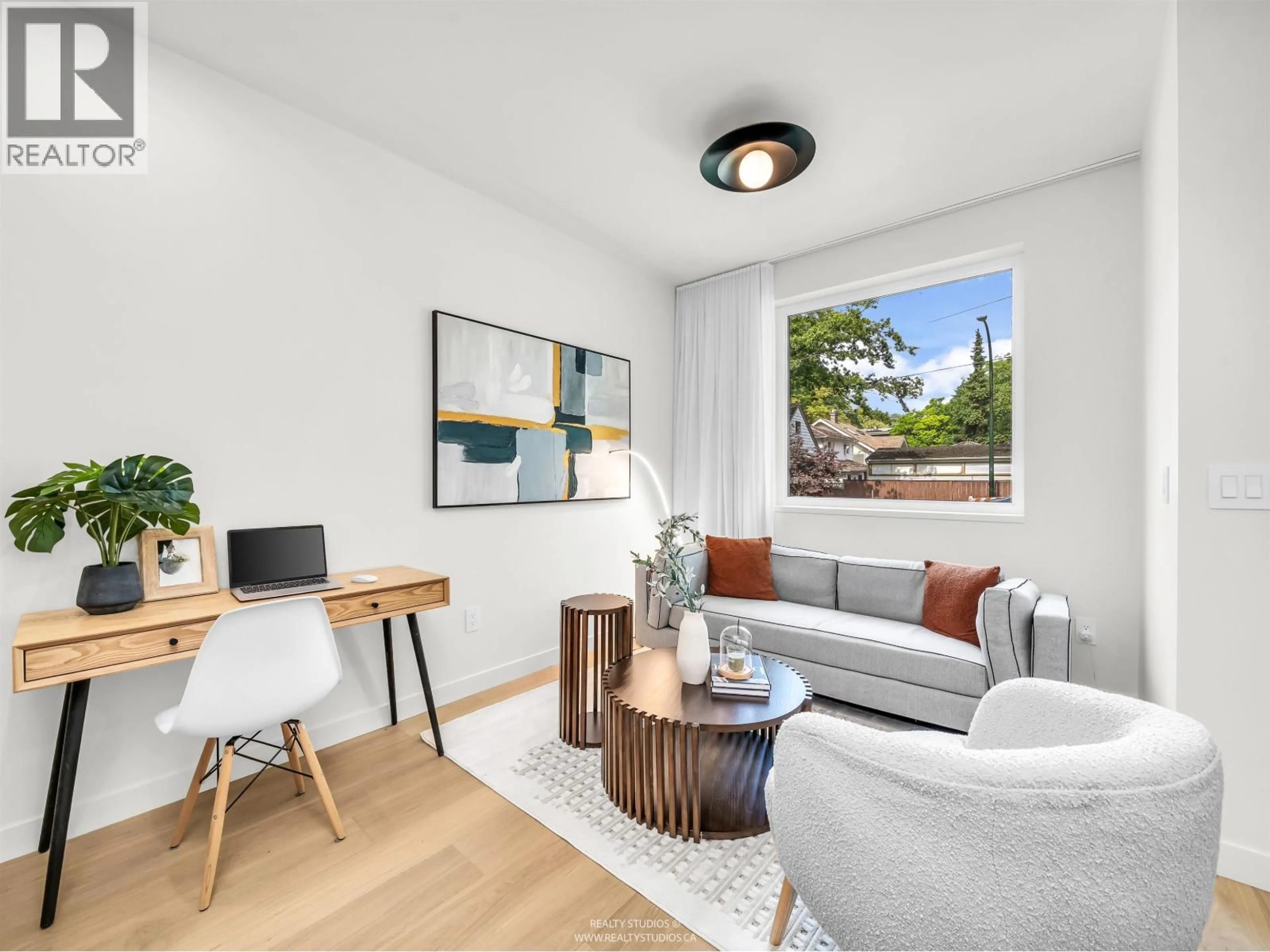 Living room with furniture, wood/laminate floor for 1 - 1120 23RD AVENUE, Vancouver British Columbia V5V1Y7