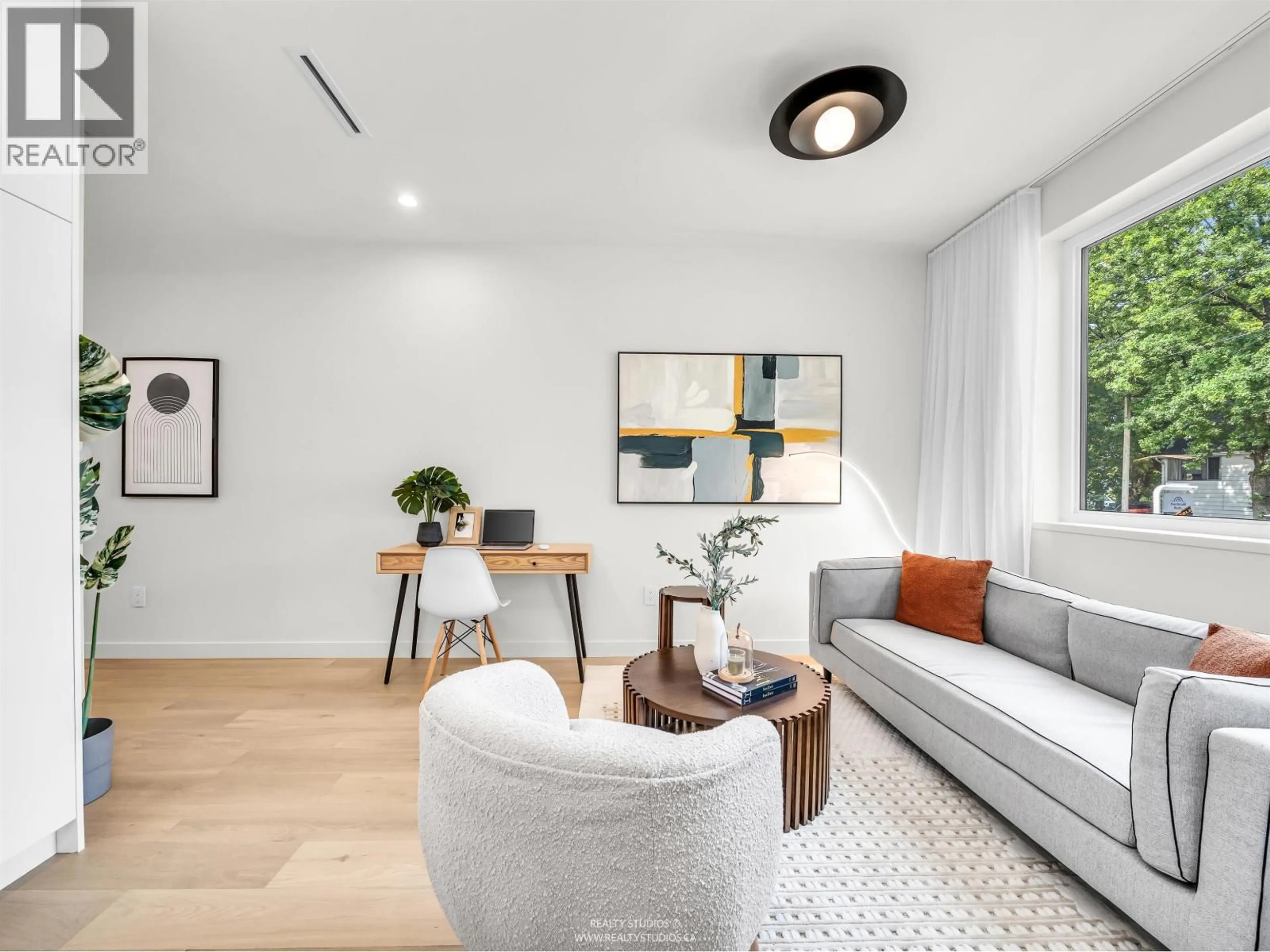 Living room with furniture, wood/laminate floor for 1 - 1120 23RD AVENUE, Vancouver British Columbia V5V1Y7