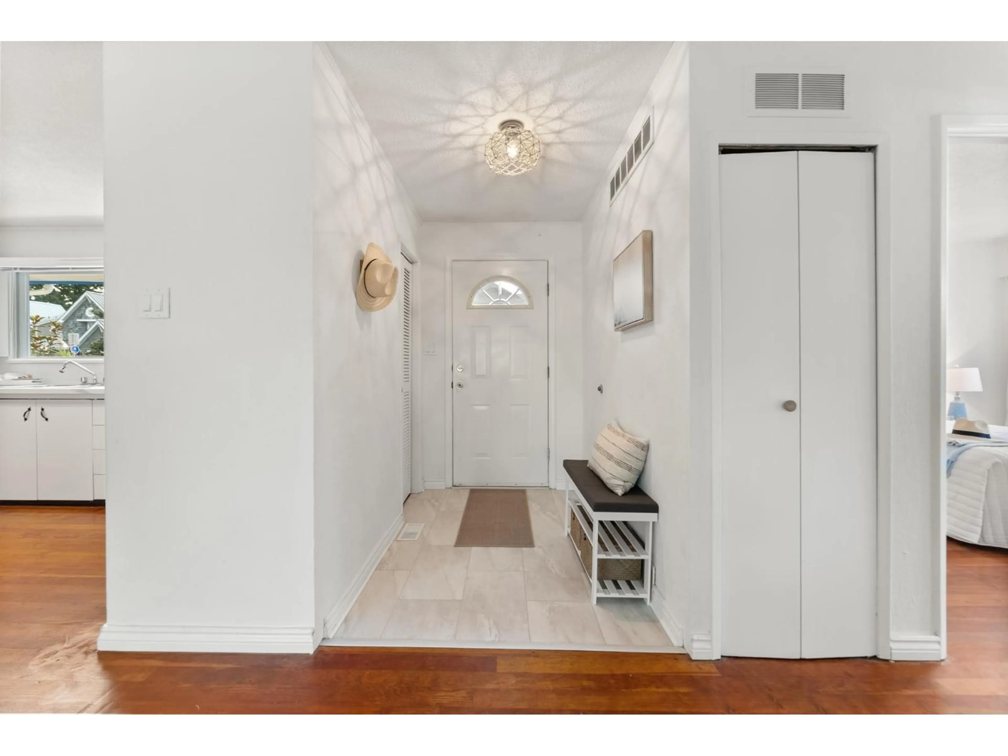 Indoor entryway for 3060 MCBRIDE, Surrey British Columbia V4A3H1