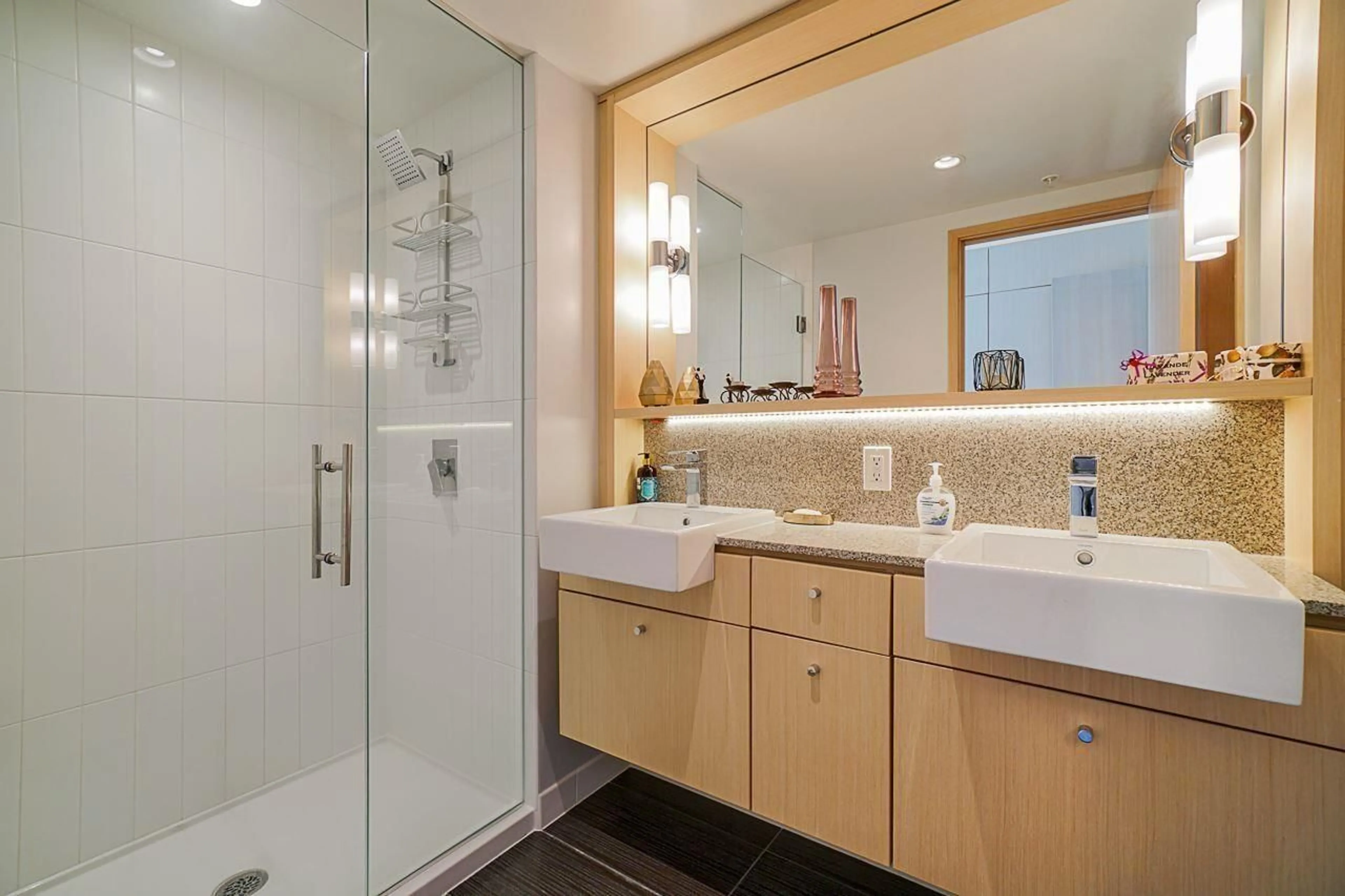 Standard bathroom, ceramic/tile floor for 3108 - 13495 CENTRAL, Surrey British Columbia V3T0K2