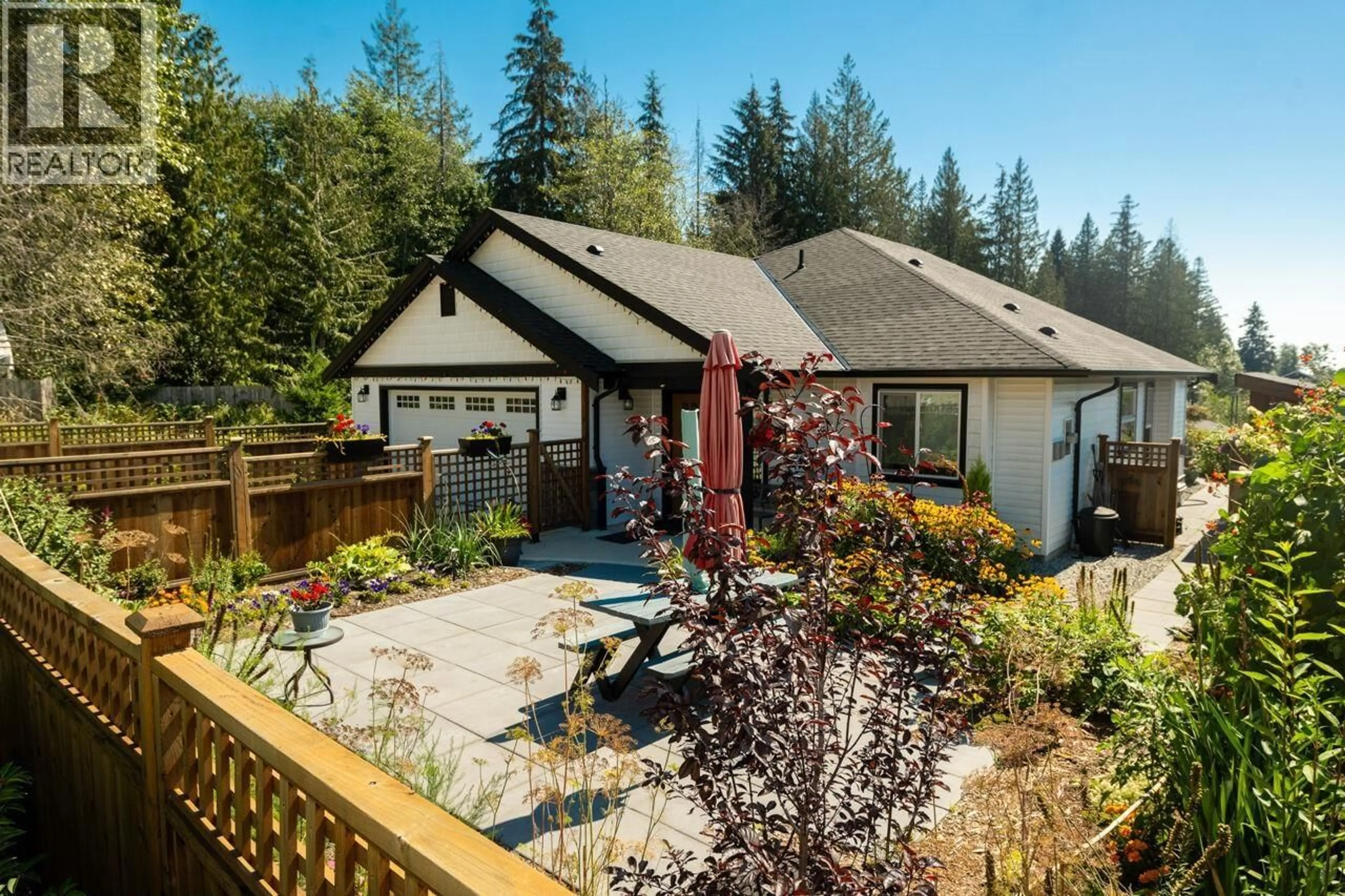 A pic from outside/outdoor area/front of a property/back of a property/a pic from drone, unknown for 1117 CELIA CRESCENT, Gibsons British Columbia V0N1V7