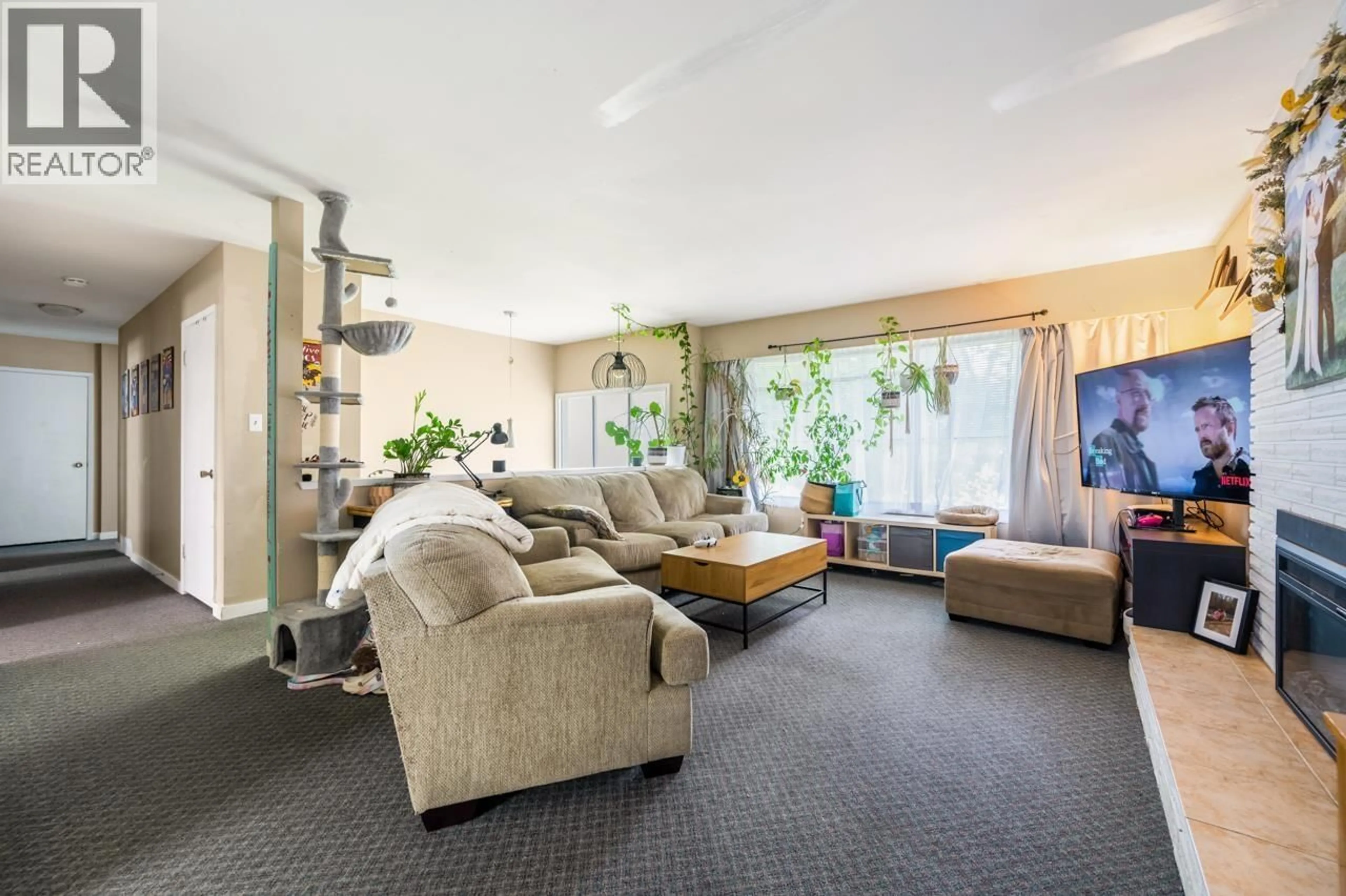Living room with furniture, carpet floor for 11990 DOVER STREET, Maple Ridge British Columbia V2X5P7
