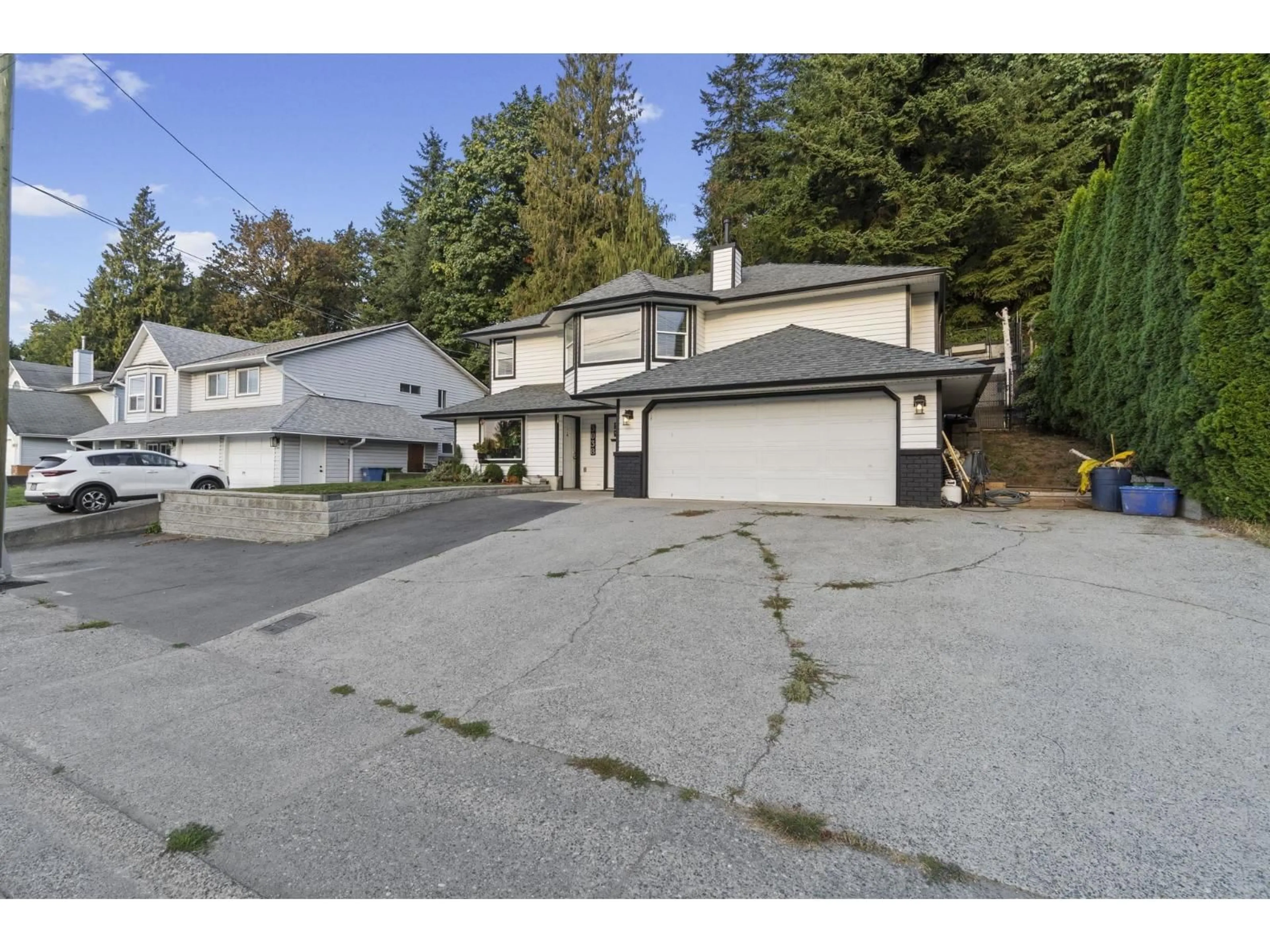 A pic from outside/outdoor area/front of a property/back of a property/a pic from drone, street for 3038 MCMILLAN, Abbotsford British Columbia V2S6A8