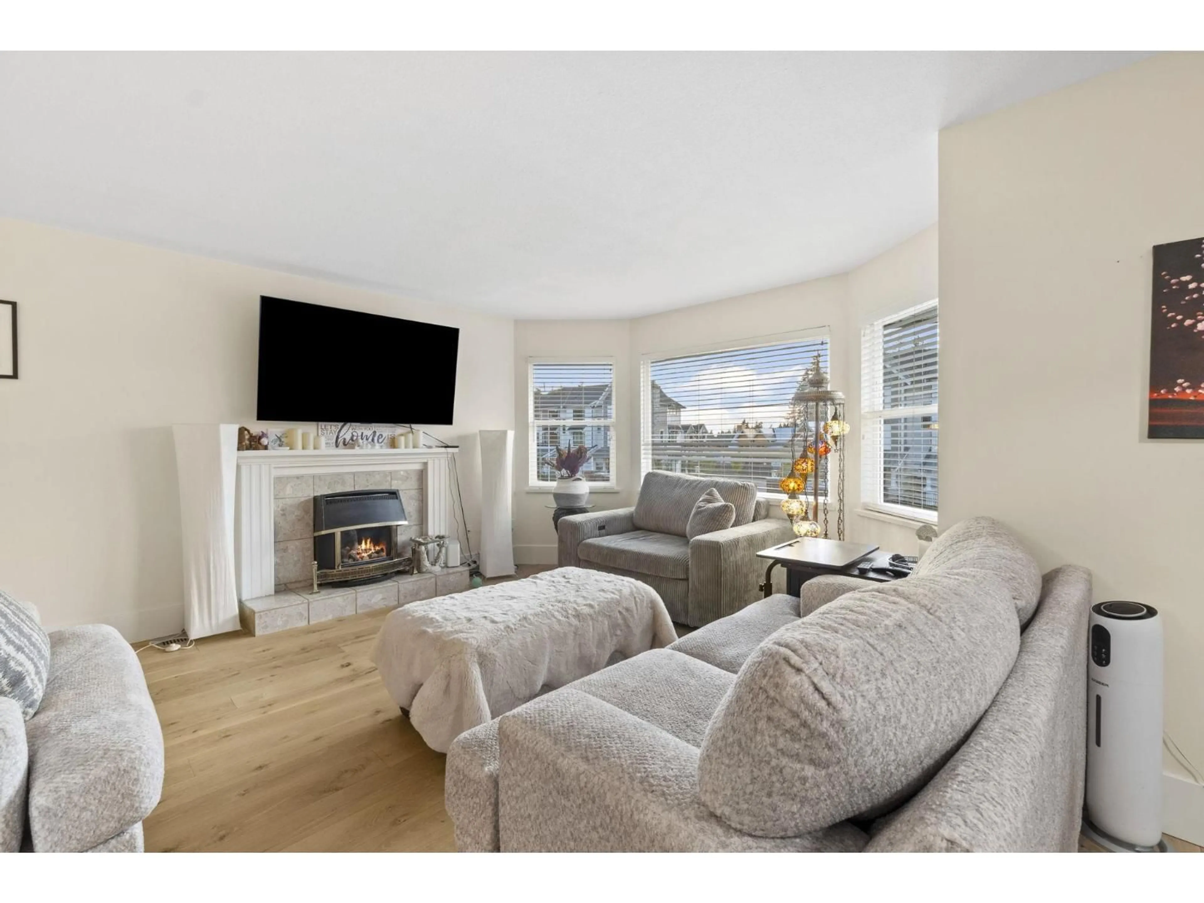 Living room with furniture, unknown for 3038 MCMILLAN, Abbotsford British Columbia V2S6A8