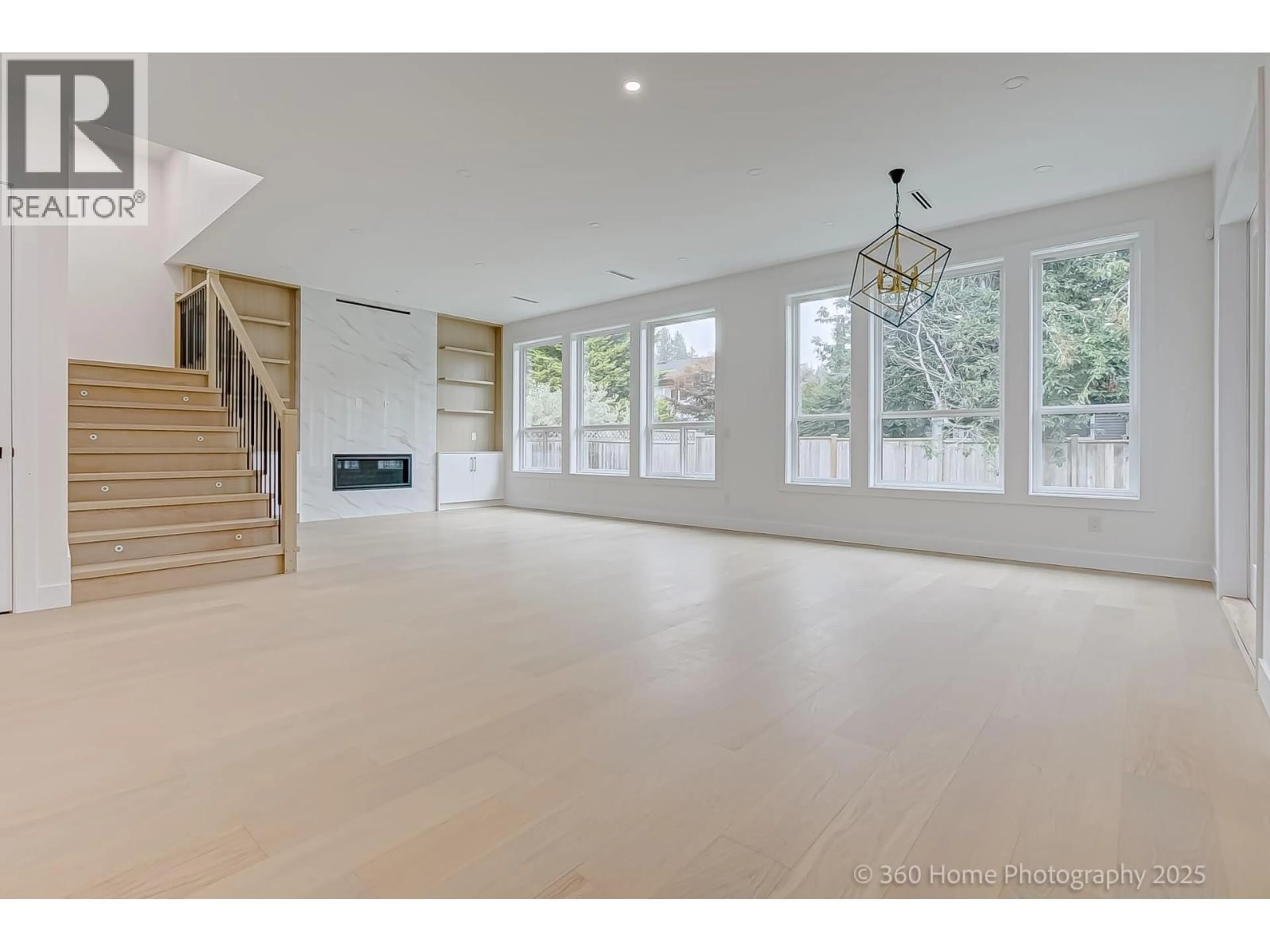 Indoor foyer for 3252 ALLAN ROAD, North Vancouver British Columbia V7J3C5