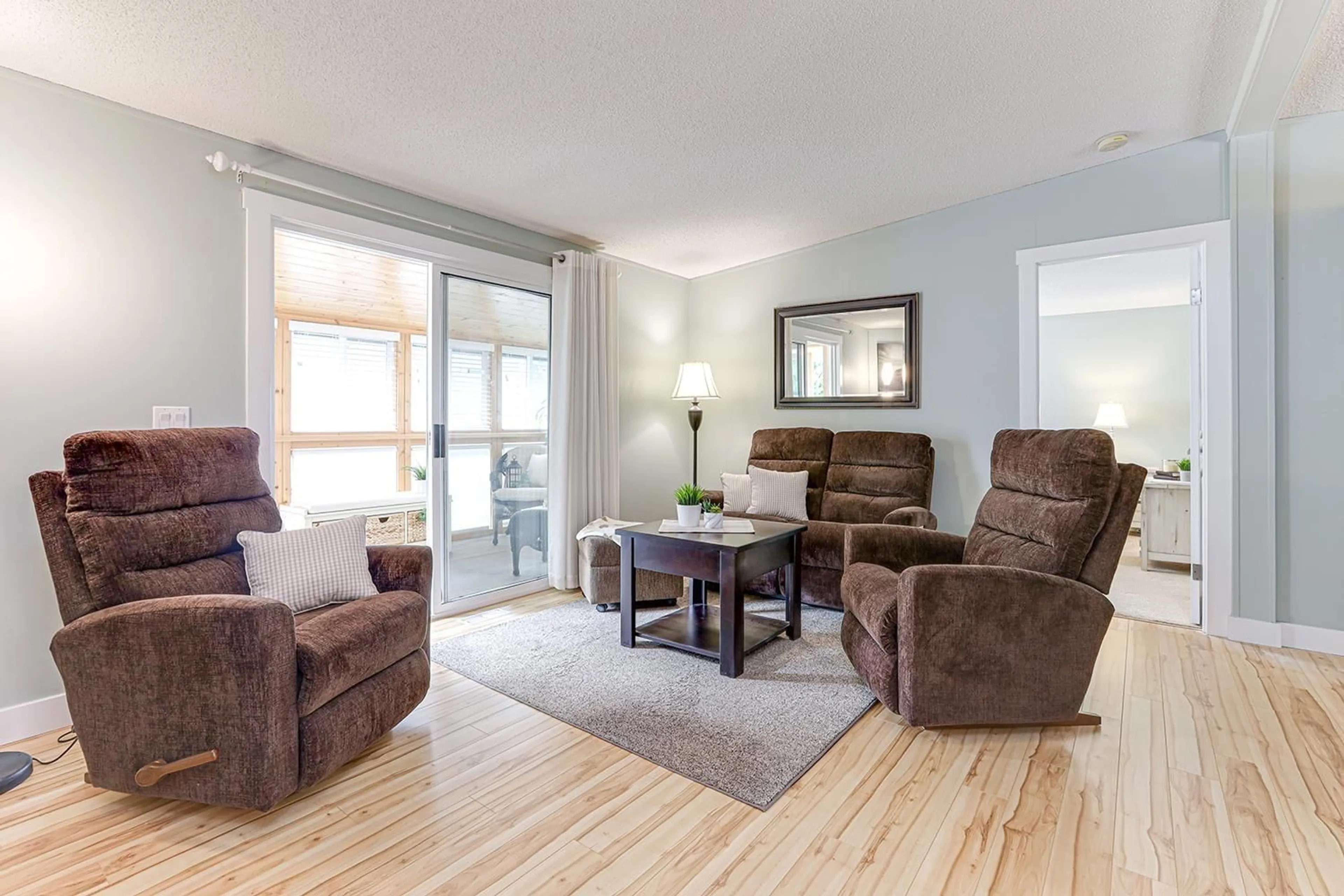 Living room with furniture, wood/laminate floor for 2 - 3931 198, Langley British Columbia V3A1C9