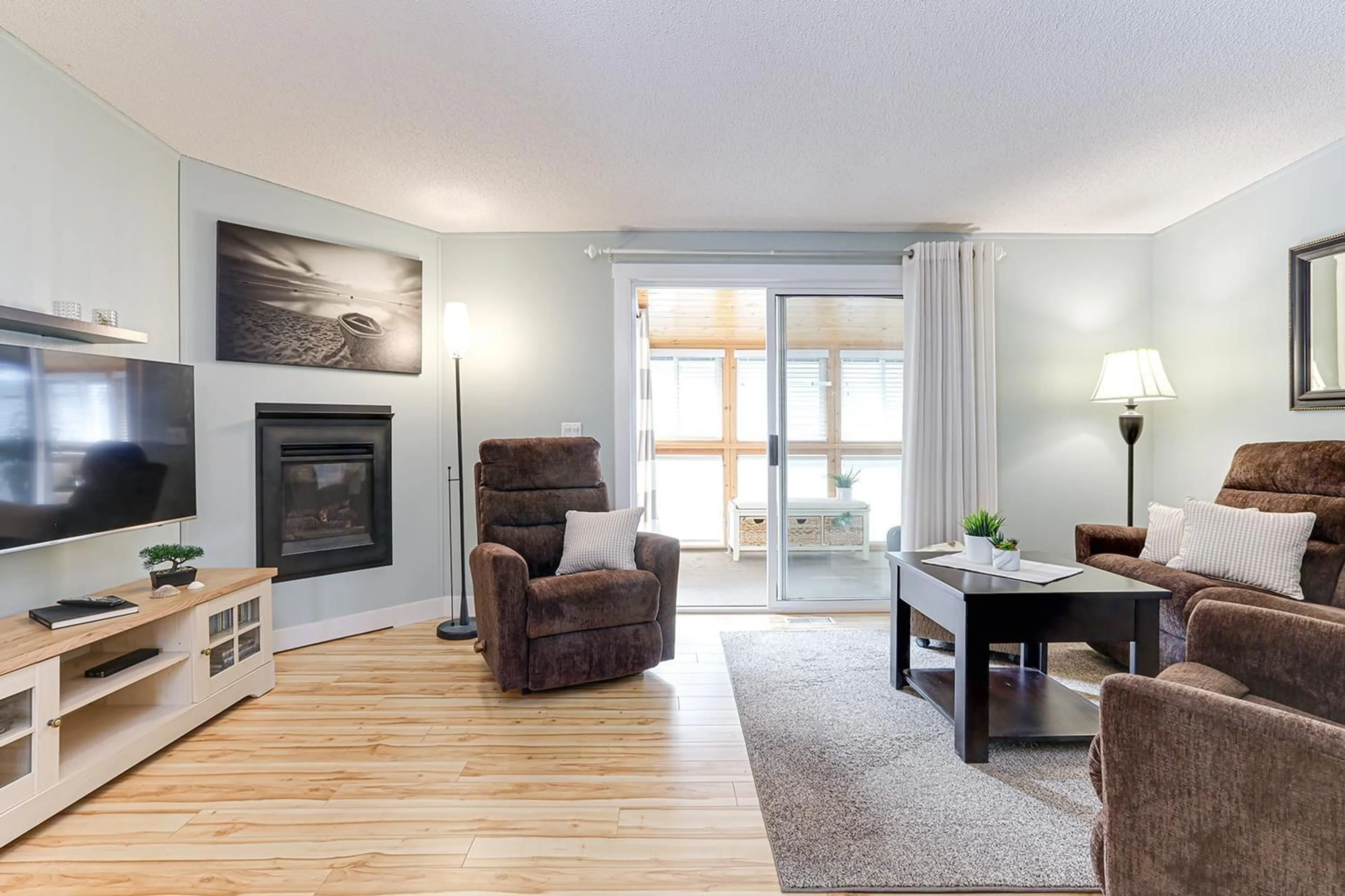 Living room with furniture, wood/laminate floor for 2 - 3931 198, Langley British Columbia V3A1C9