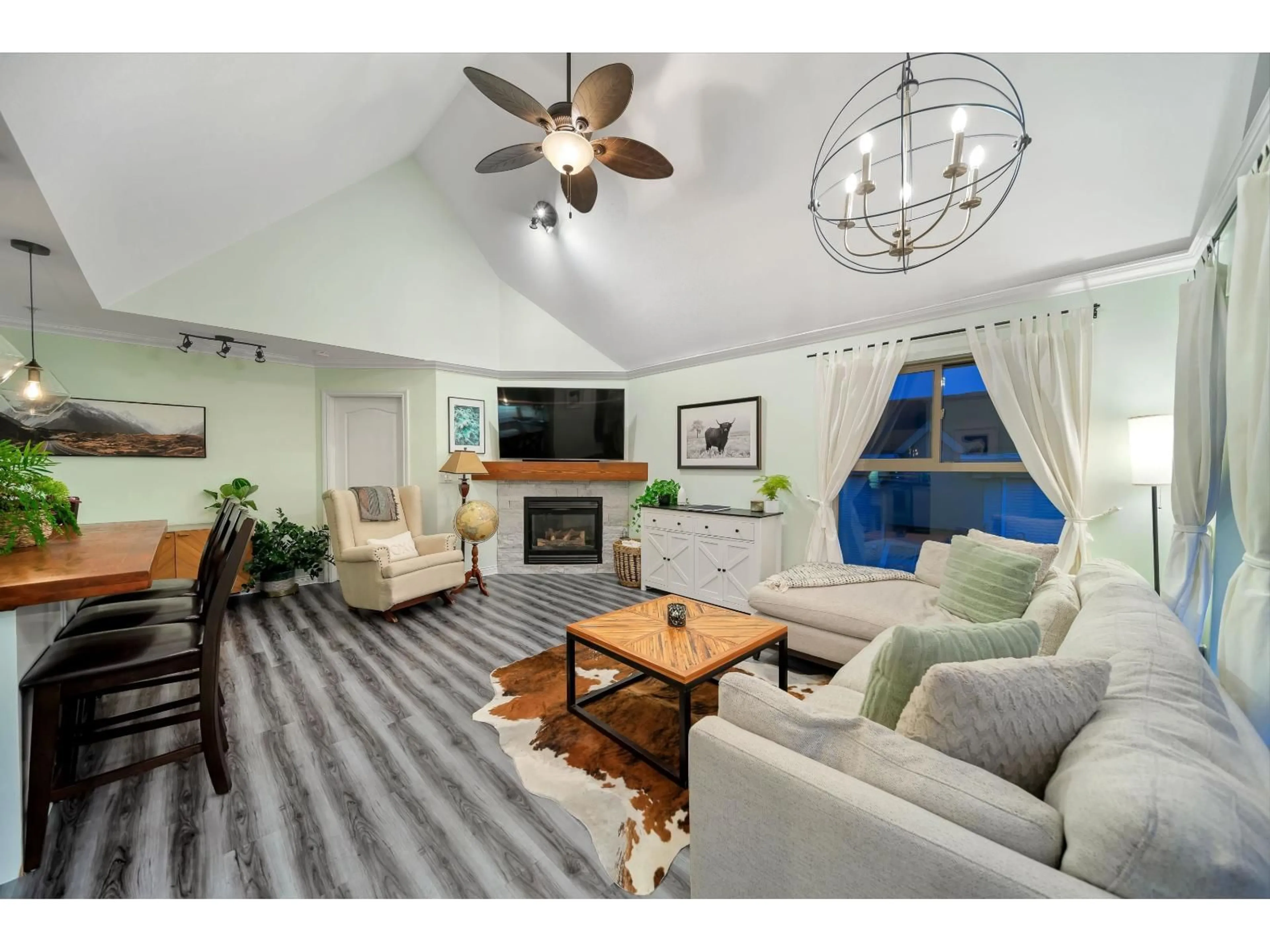 Living room with furniture, wood/laminate floor for 408 - 20237 54, Langley British Columbia V3A3W2
