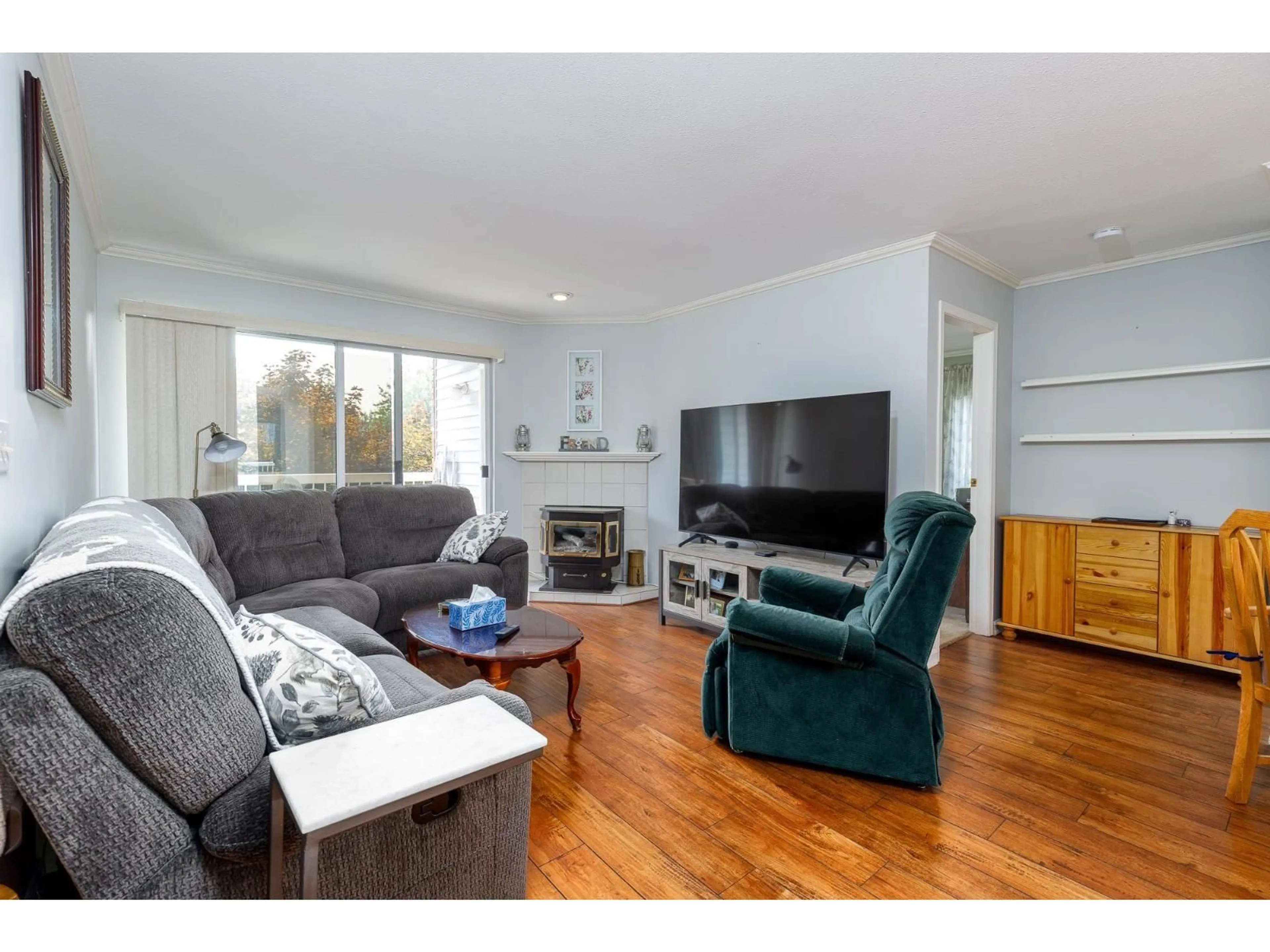 Living room with furniture, wood/laminate floor for 221 - 5379 205, Langley British Columbia V3A7V7