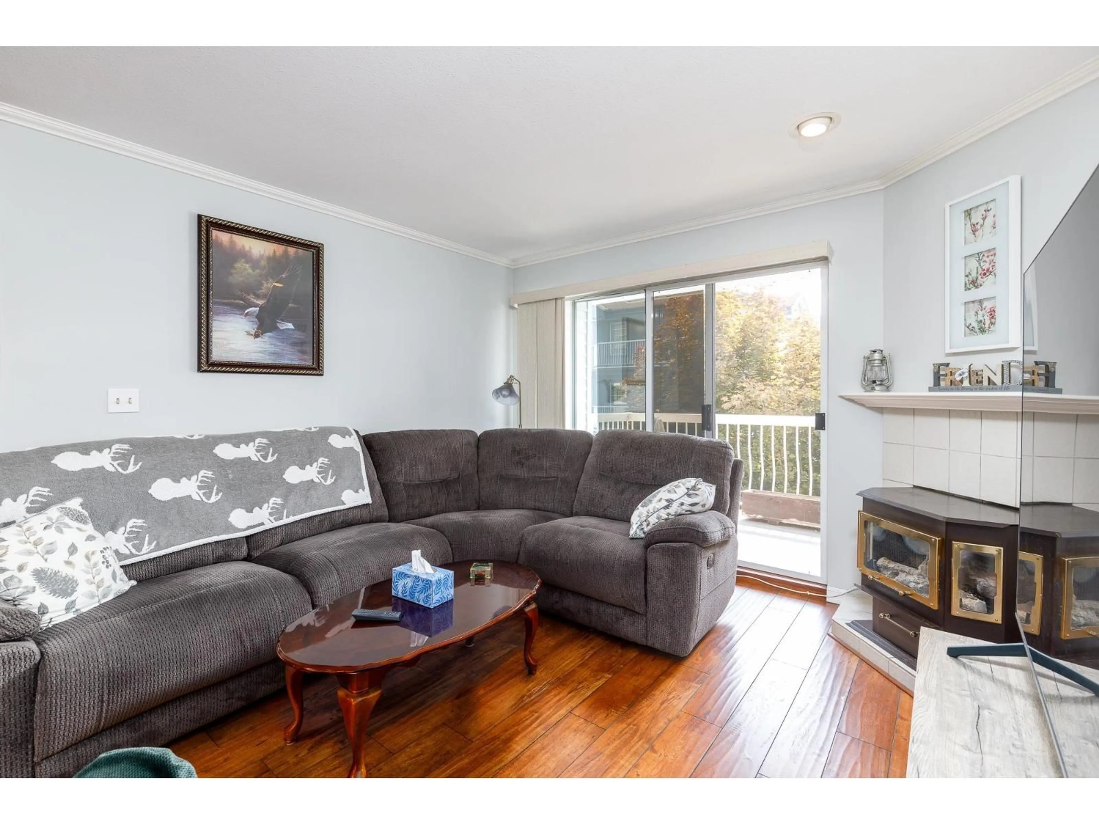Living room with furniture, wood/laminate floor for 221 - 5379 205, Langley British Columbia V3A7V7