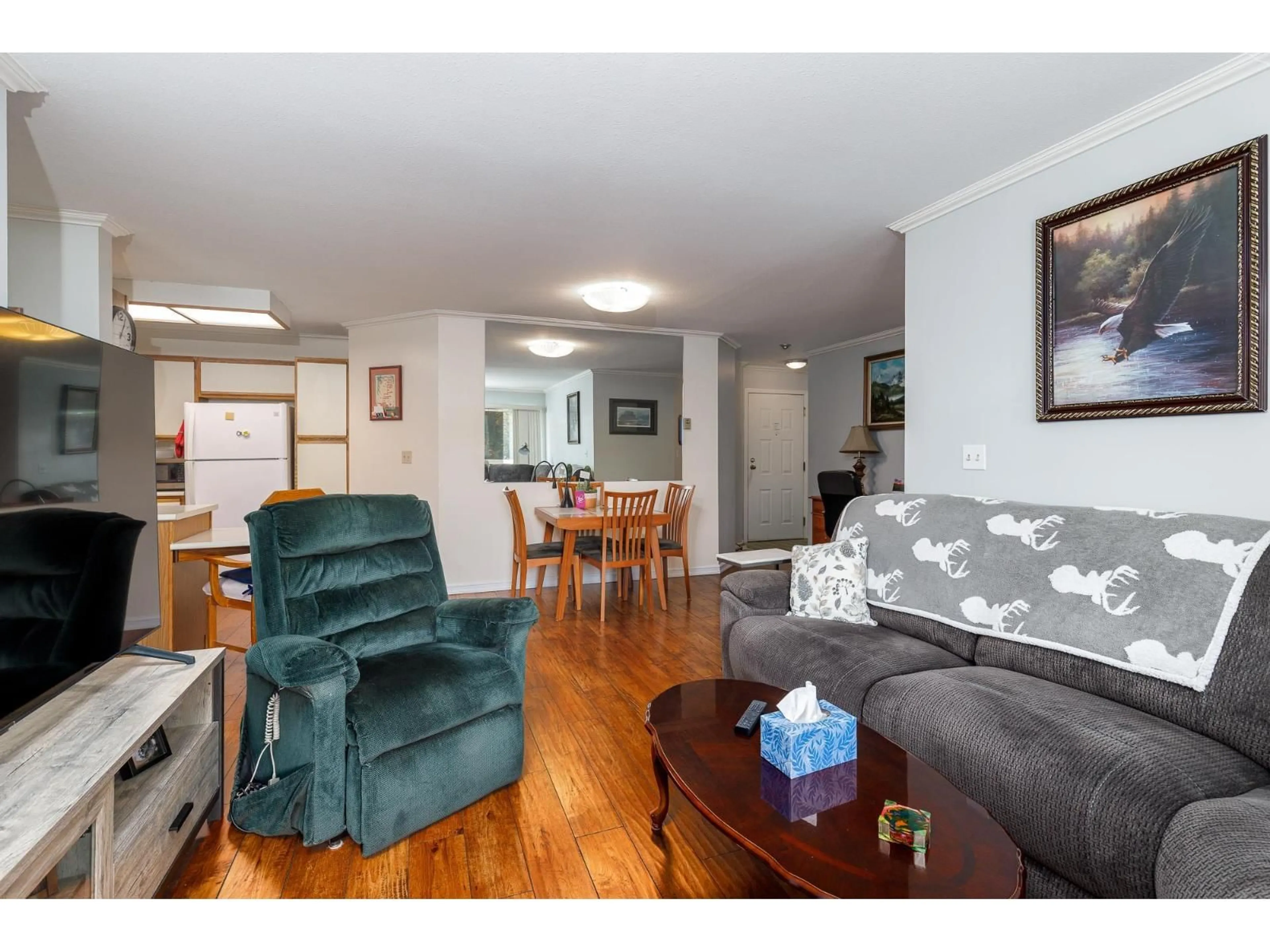 Living room with furniture, wood/laminate floor for 221 - 5379 205, Langley British Columbia V3A7V7