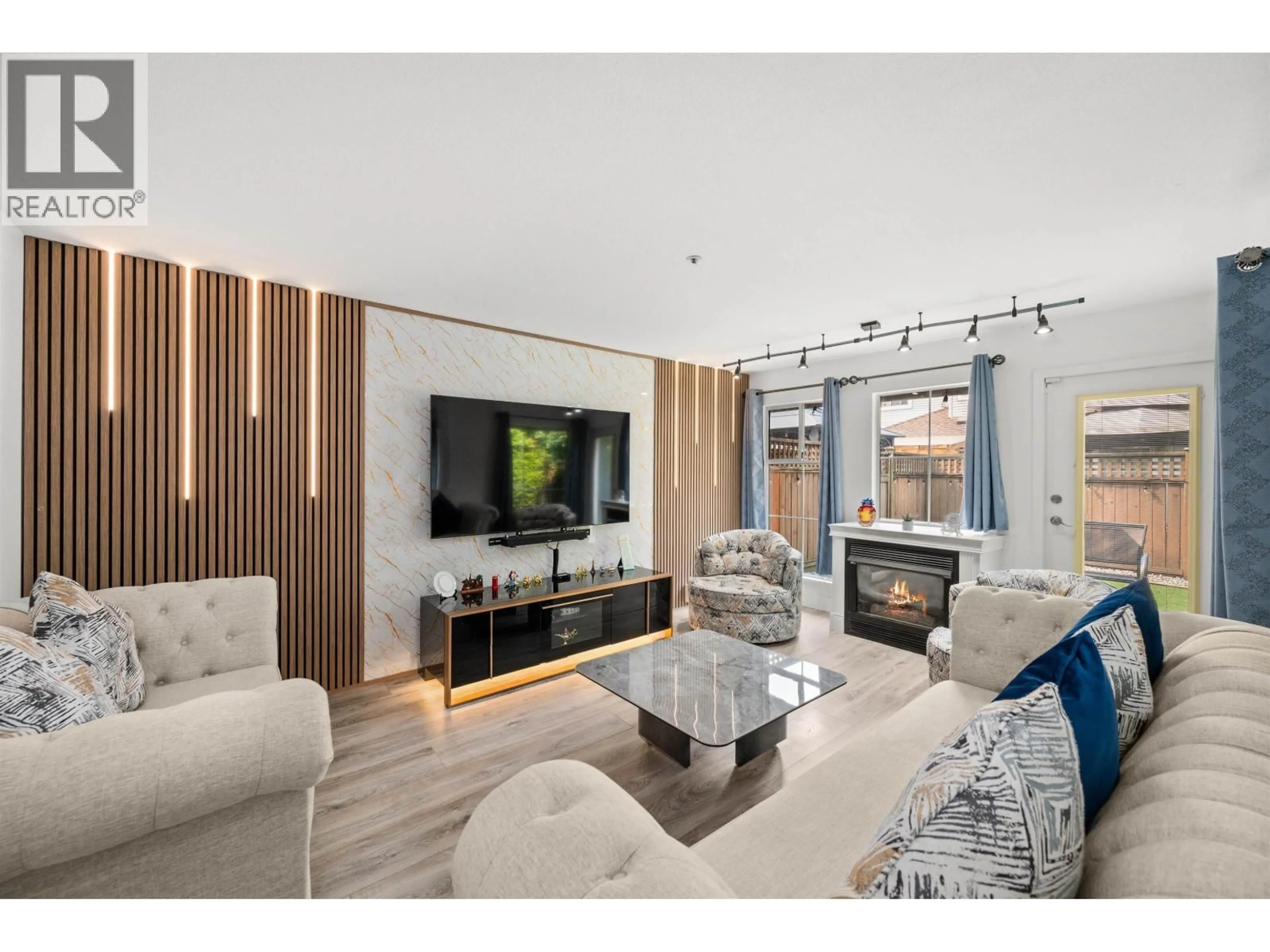 Living room with furniture, wood/laminate floor for 17 - 12188 HARRIS ROAD, Pitt Meadows British Columbia V3Y2N3