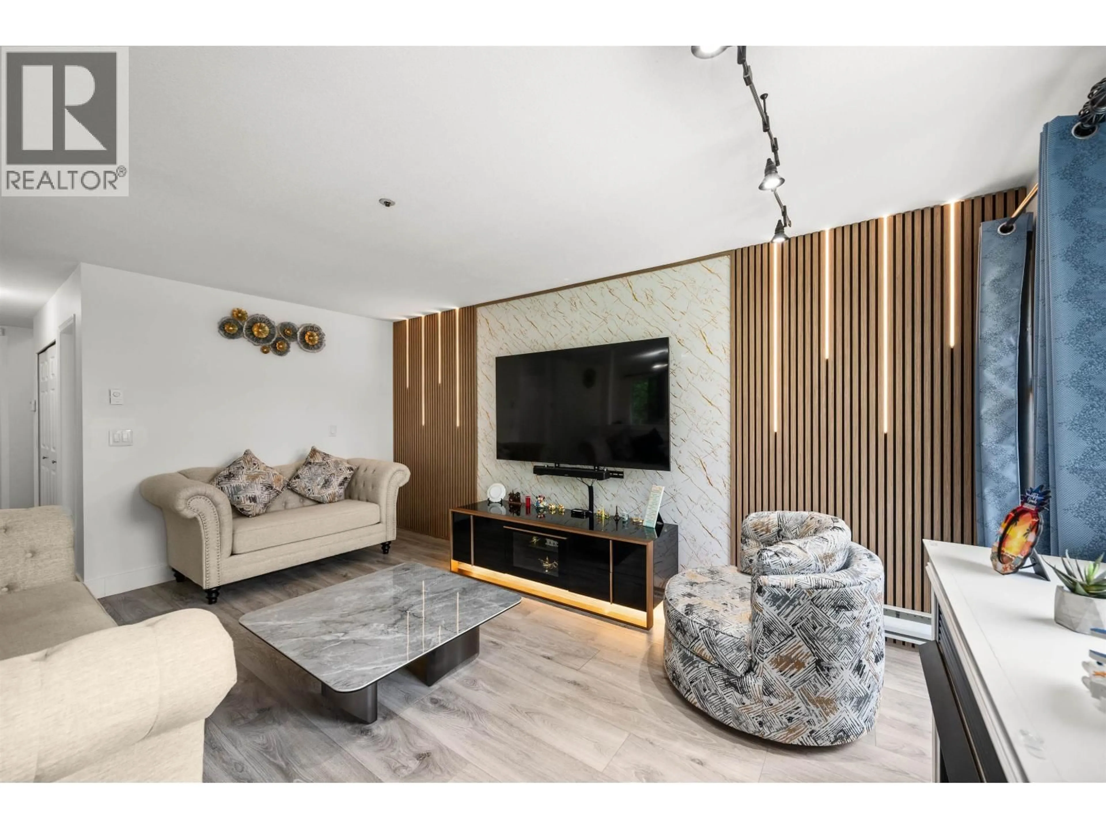 Living room with furniture, wood/laminate floor for 17 - 12188 HARRIS ROAD, Pitt Meadows British Columbia V3Y2N3