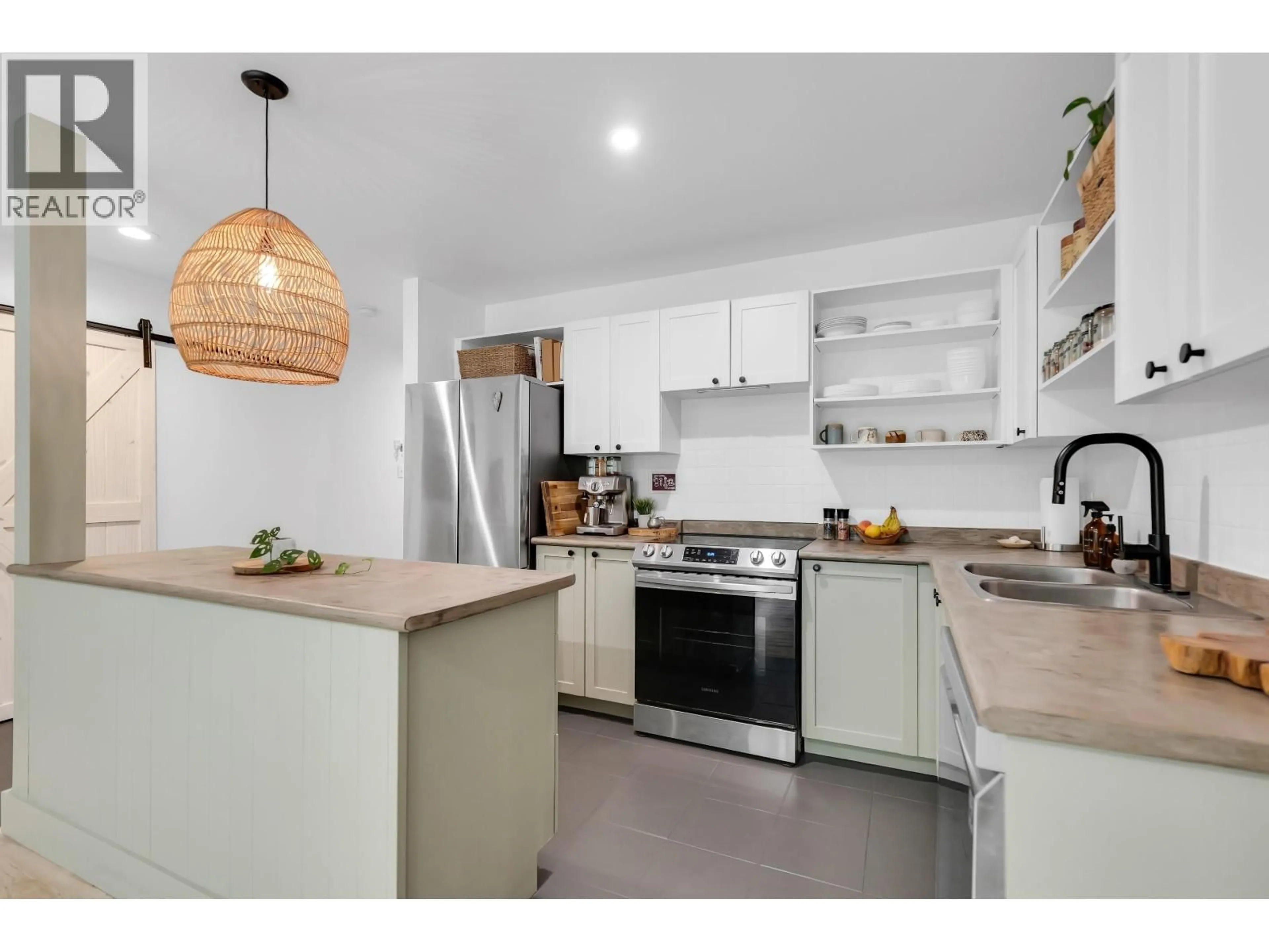 Open concept kitchen, unknown for 10 - 39920 GOVERNMENT ROAD, Squamish British Columbia V8B0G5