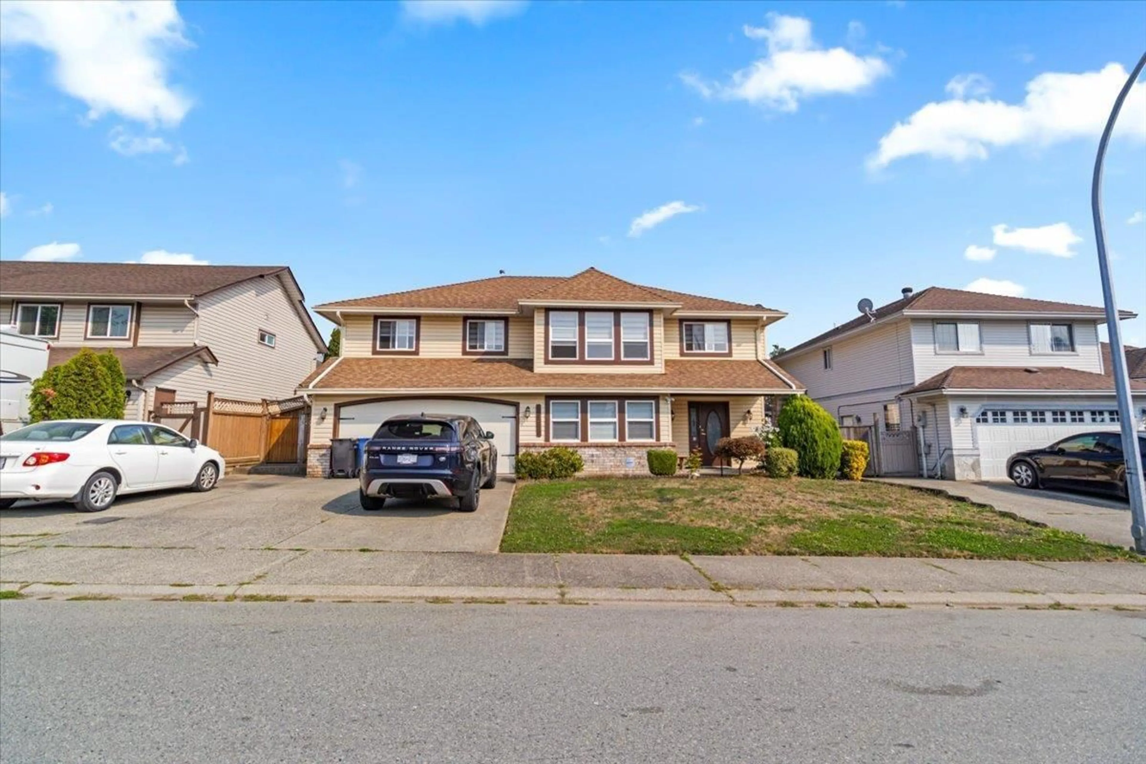A pic from outside/outdoor area/front of a property/back of a property/a pic from drone, street for 2958 SIDONI, Abbotsford British Columbia V2T5J8