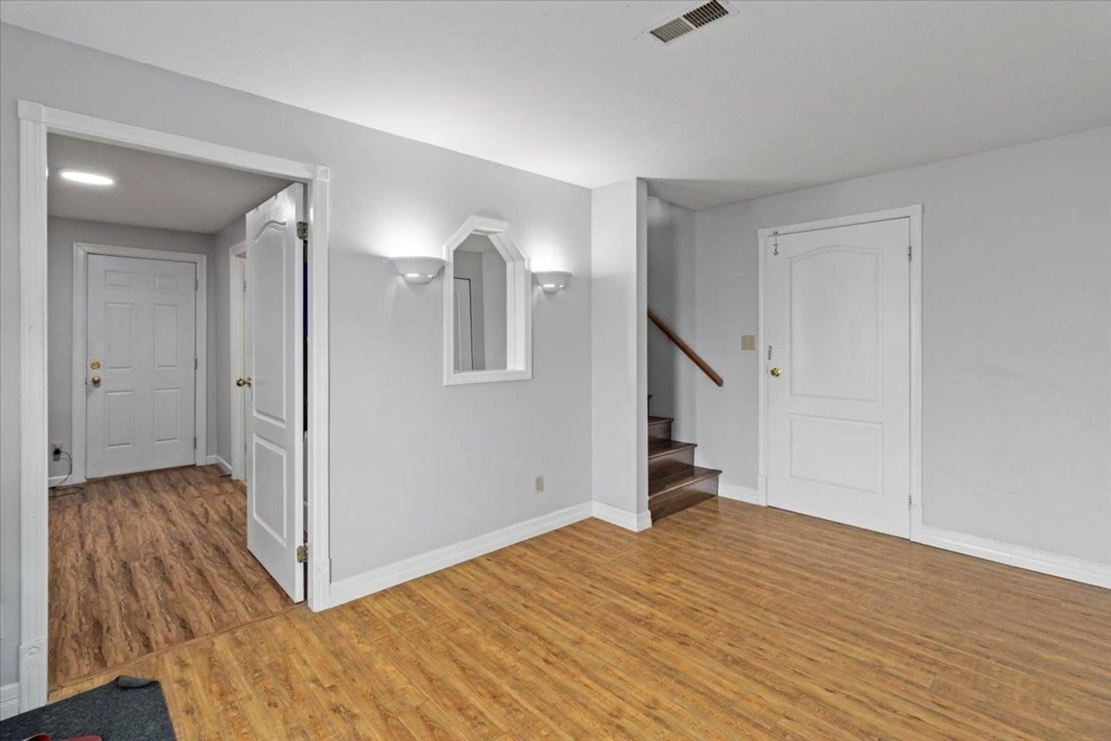 Indoor foyer for 2958 SIDONI, Abbotsford British Columbia V2T5J8