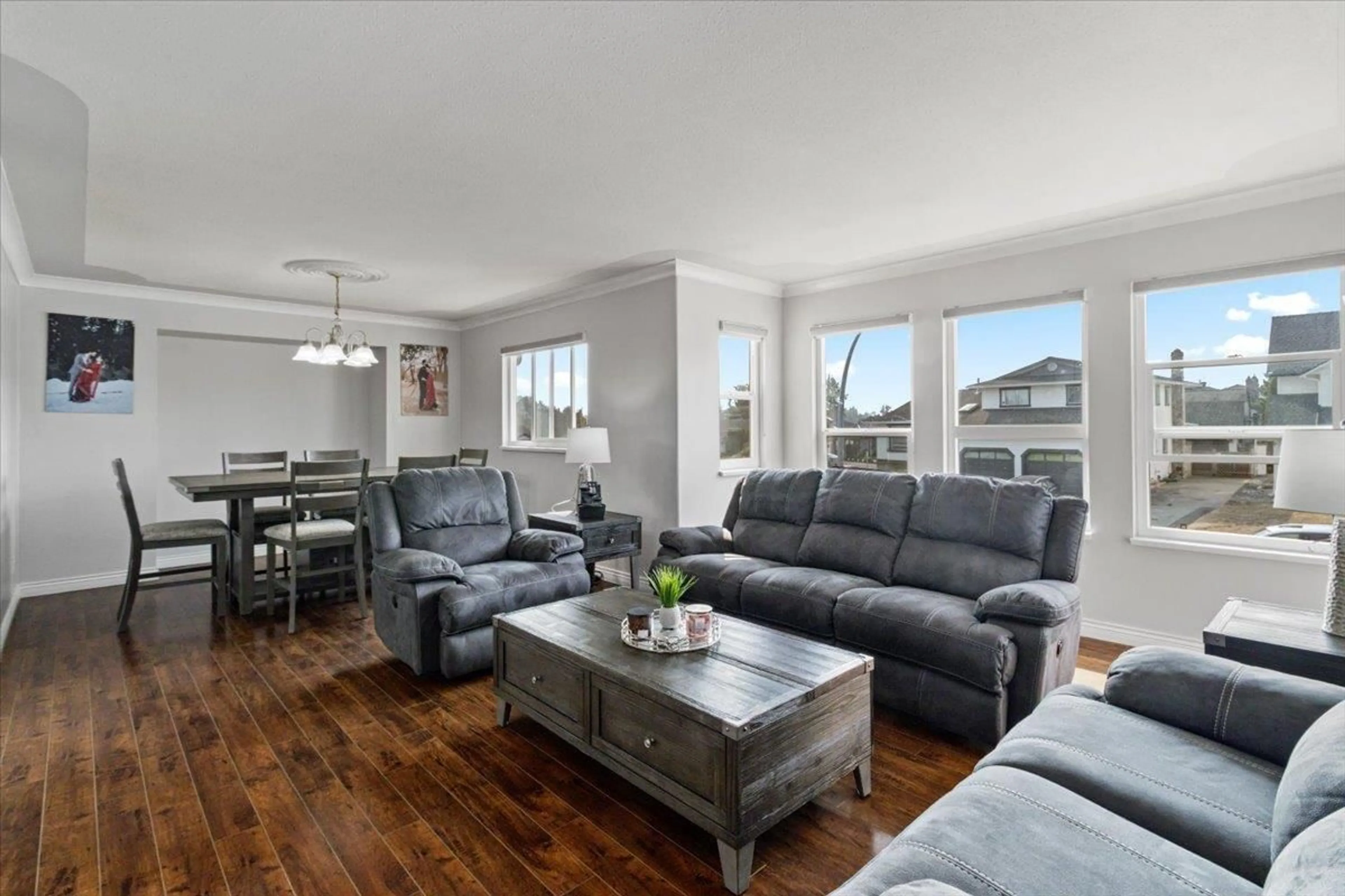 Living room with furniture, wood/laminate floor for 2958 SIDONI, Abbotsford British Columbia V2T5J8