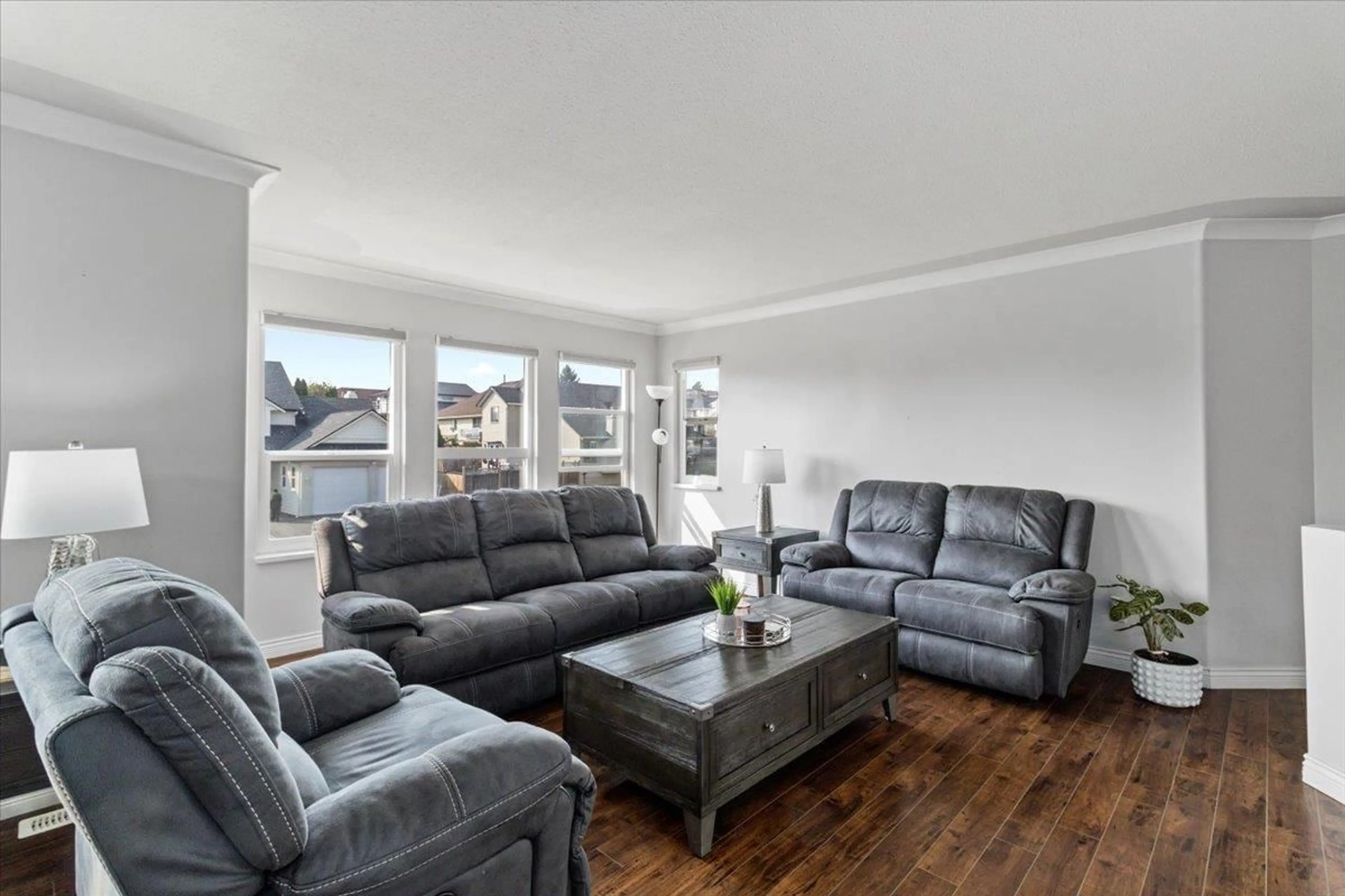Living room with furniture, wood/laminate floor for 2958 SIDONI, Abbotsford British Columbia V2T5J8
