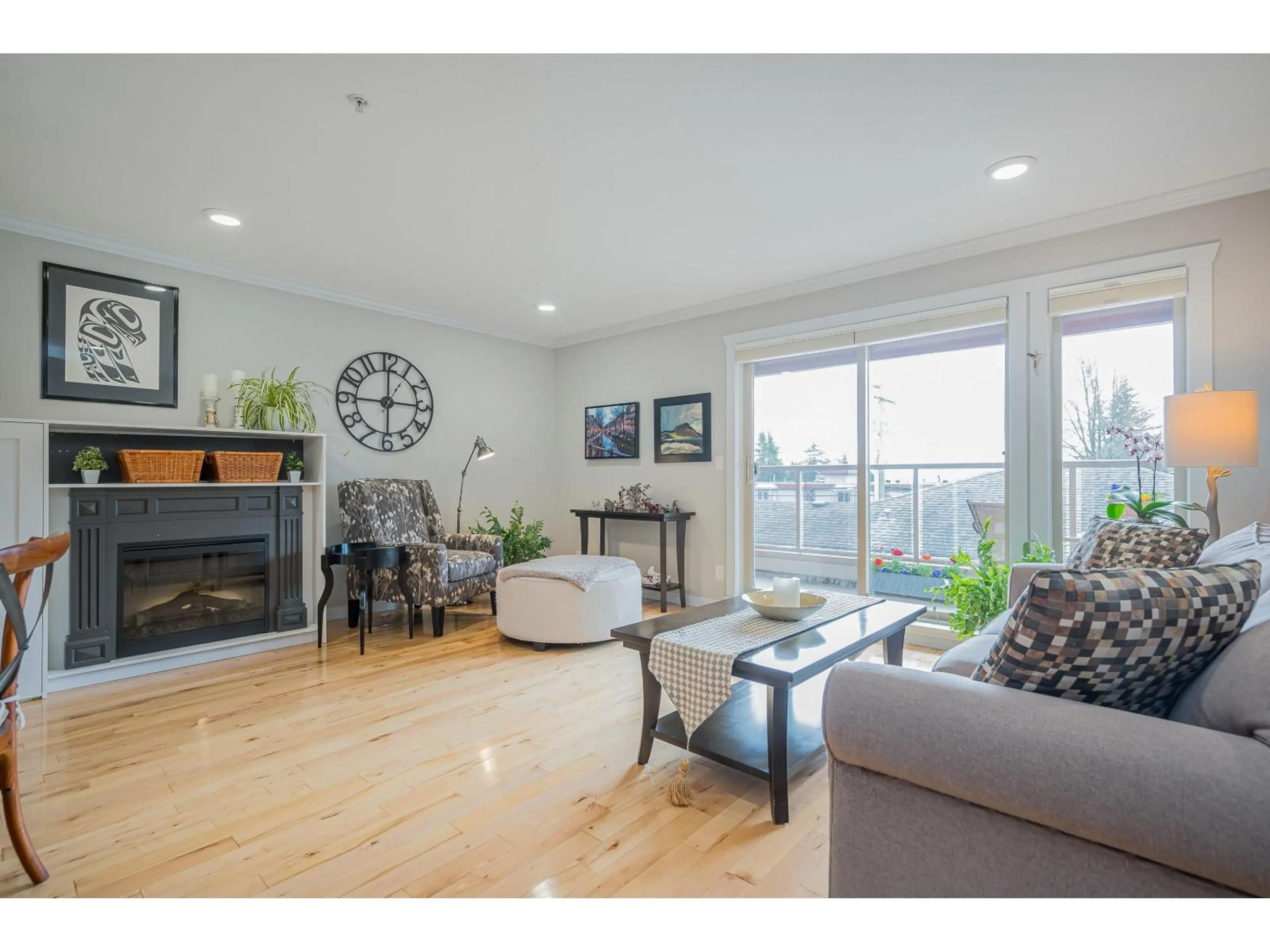 Living room with furniture, wood/laminate floor for 6 - 14921 THRIFT, White Rock British Columbia V4B2J8