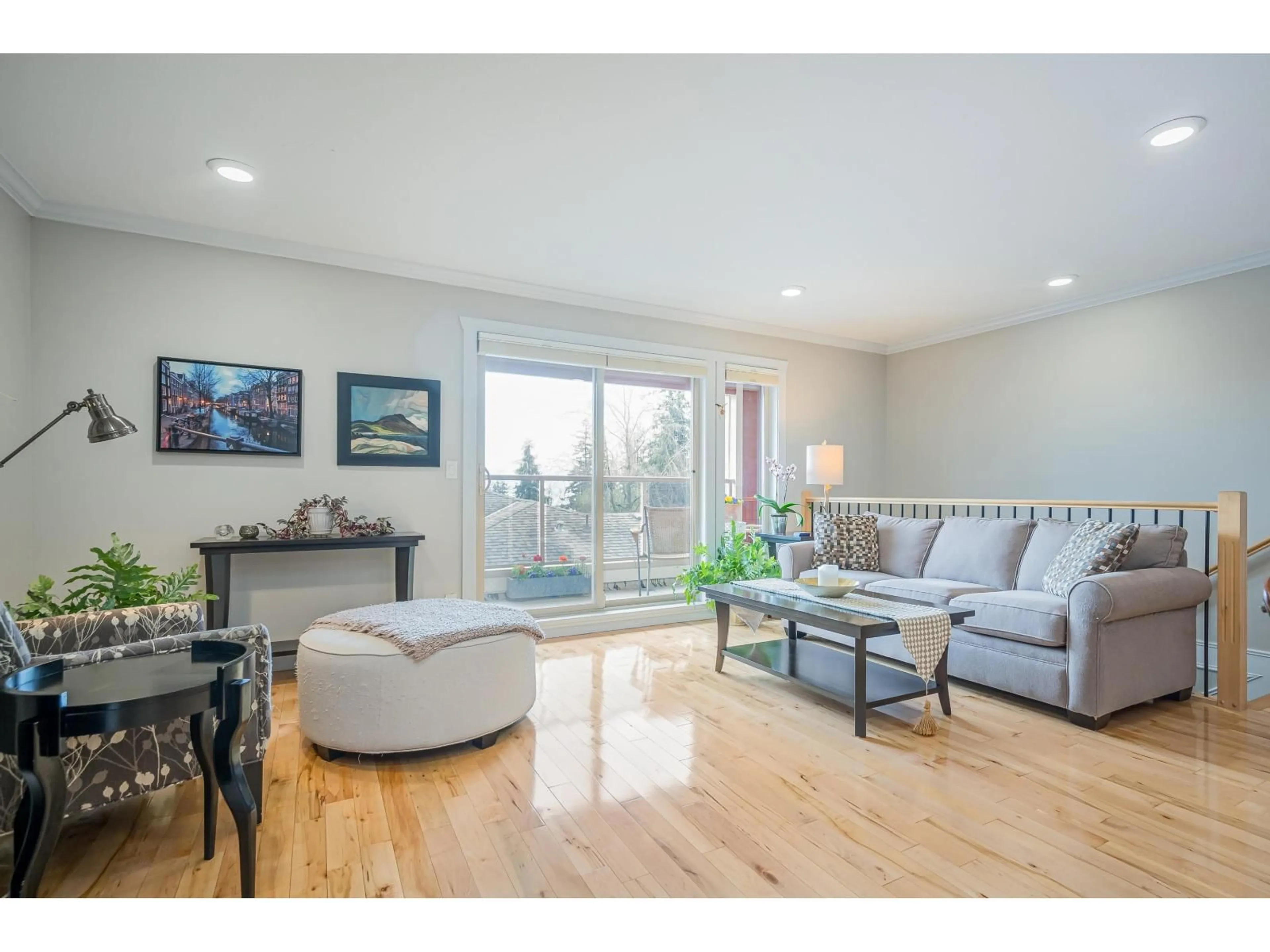 Living room with furniture, wood/laminate floor for 6 - 14921 THRIFT, White Rock British Columbia V4B2J8