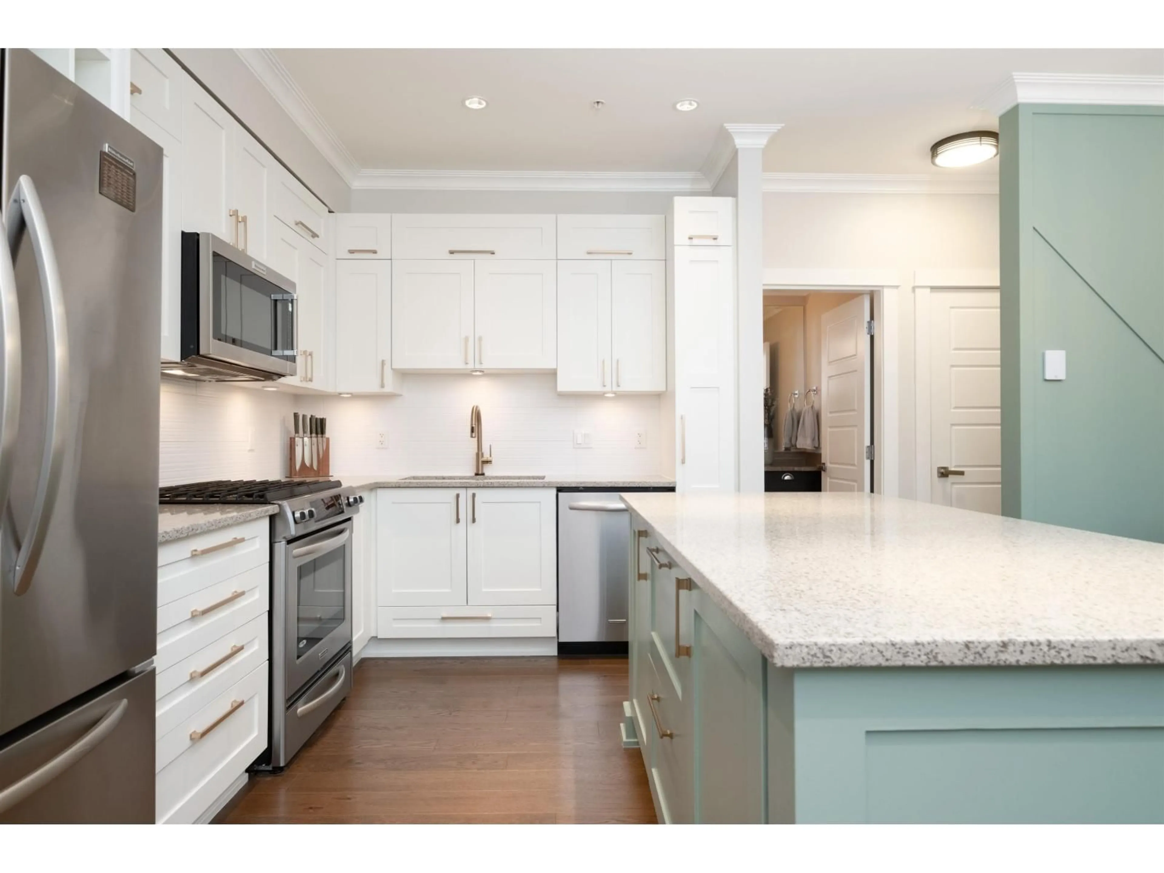 Open concept kitchen, ceramic/tile floor for 203 - 15145 36, Surrey British Columbia V3Z4R3