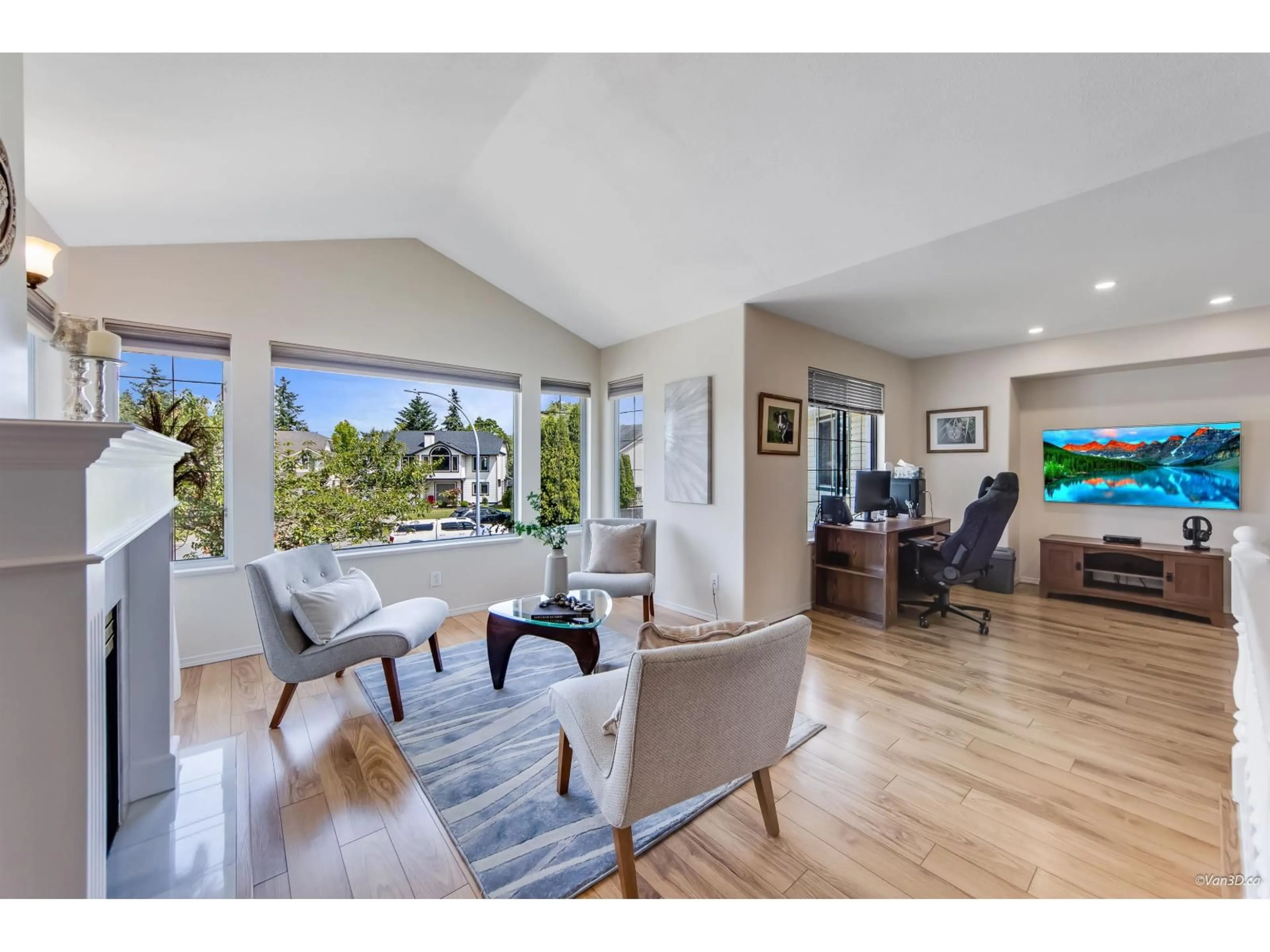 Living room with furniture, wood/laminate floor for 21562 51, Langley British Columbia V3A8V8