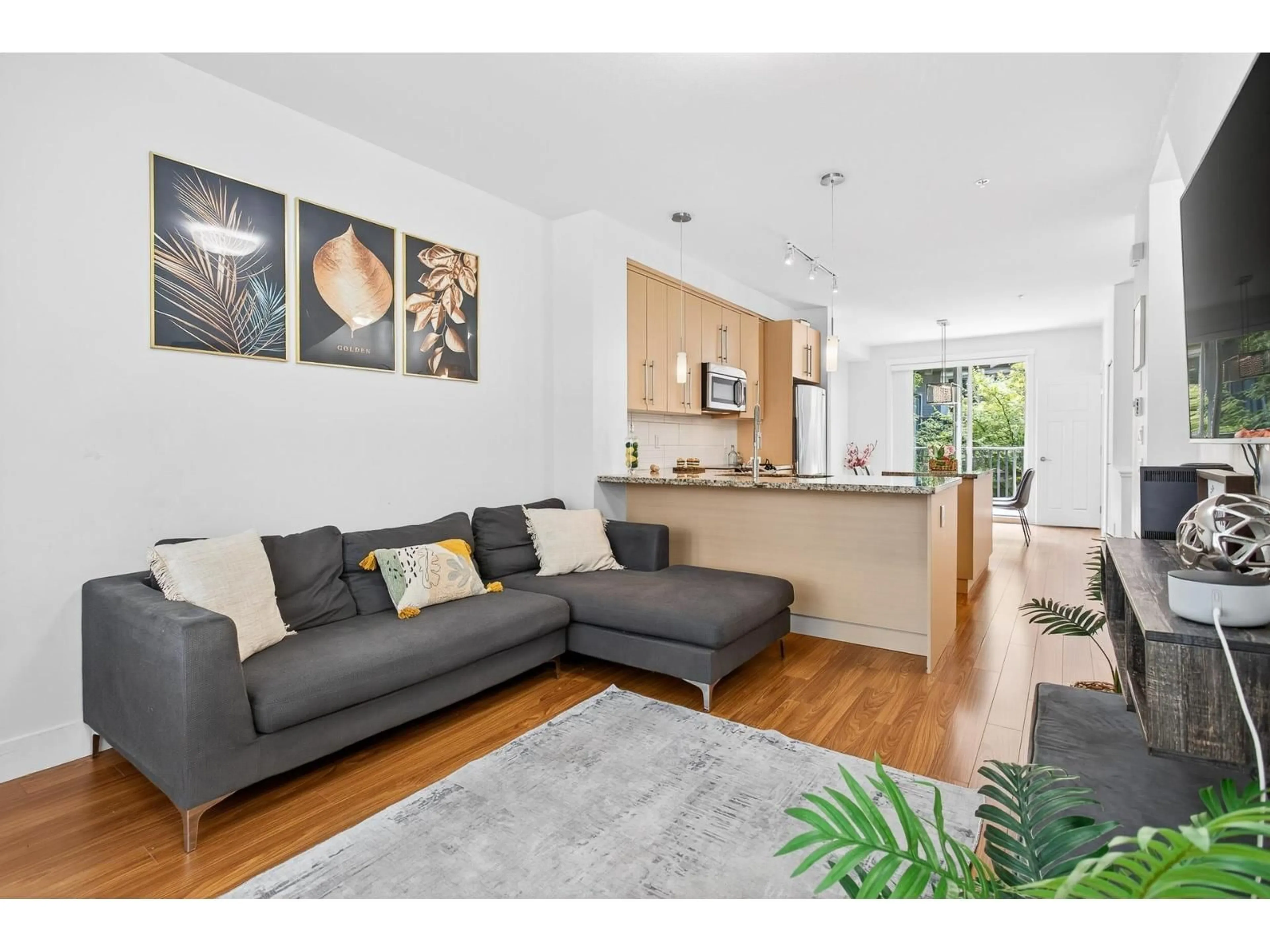 Living room with furniture, wood/laminate floor for 37 - 8250 209B, Langley British Columbia V2Y0J7